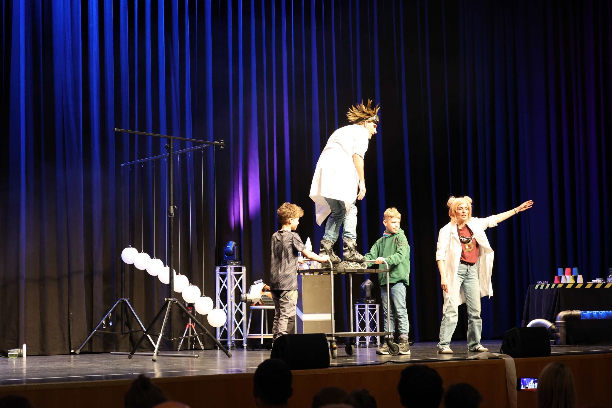 Action auf dem Servierwagen.