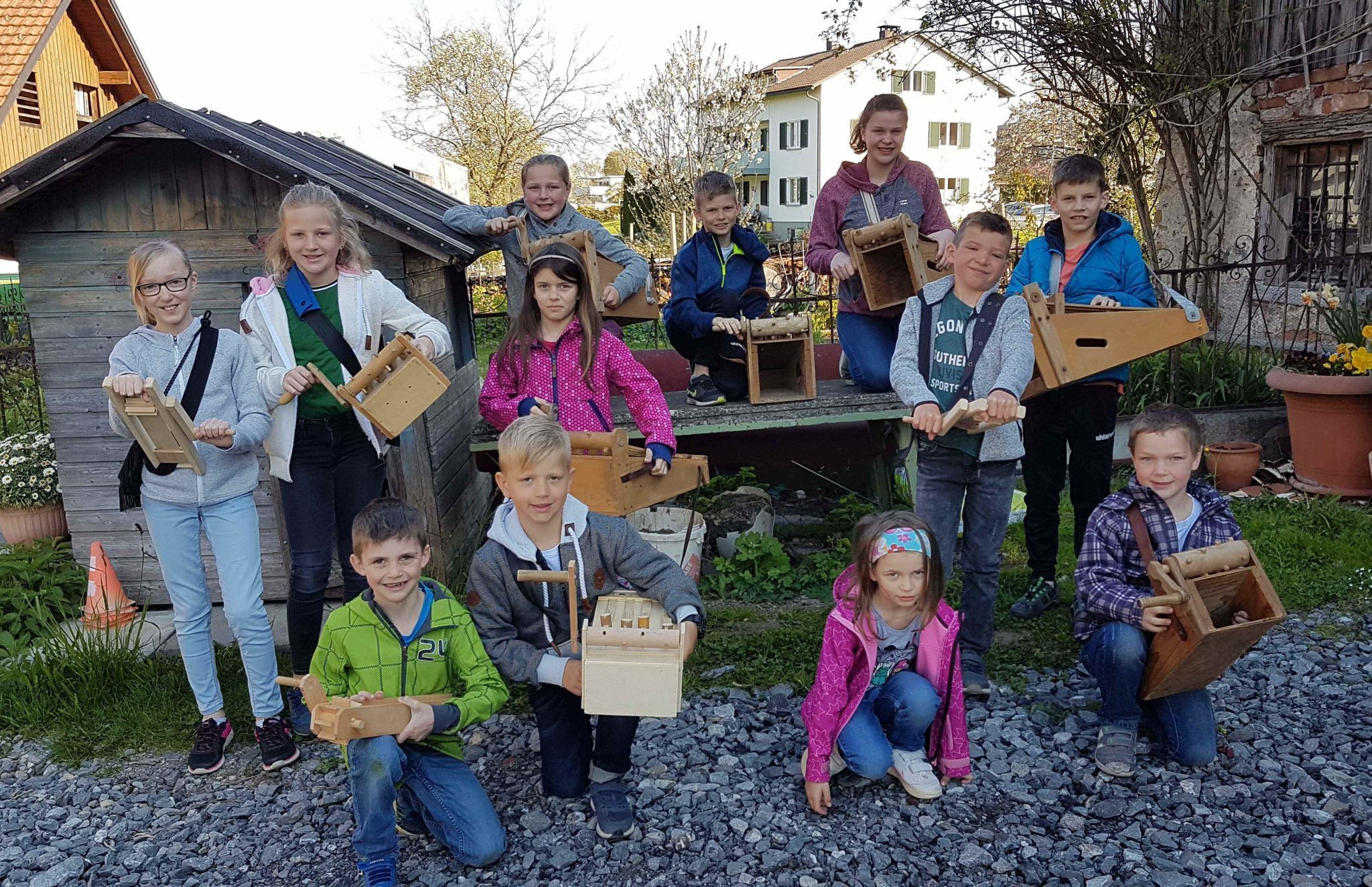 Schon seit einigen Jahren ist in Lochau nur noch eine Rätscher-Gruppe im Dorf unterwegs. Es sind dies die Kinder der Familien Faisst, Forster, Schmid und Brugger, wie uns das Bild aus dem Jahr 2019 zeigt.