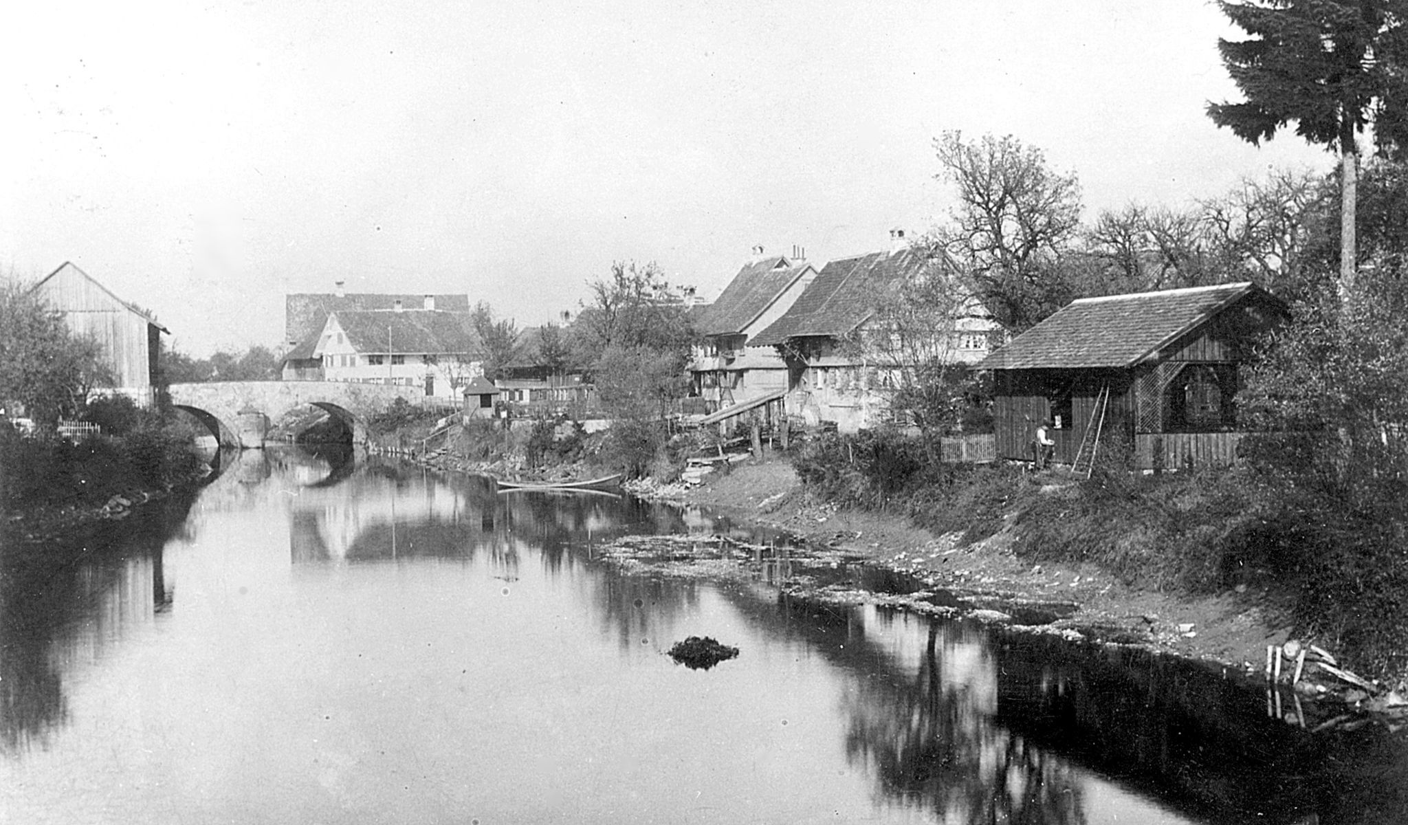 Gerald Mathis zeigte zur Erinnerung der alte Lauf der Fussach.