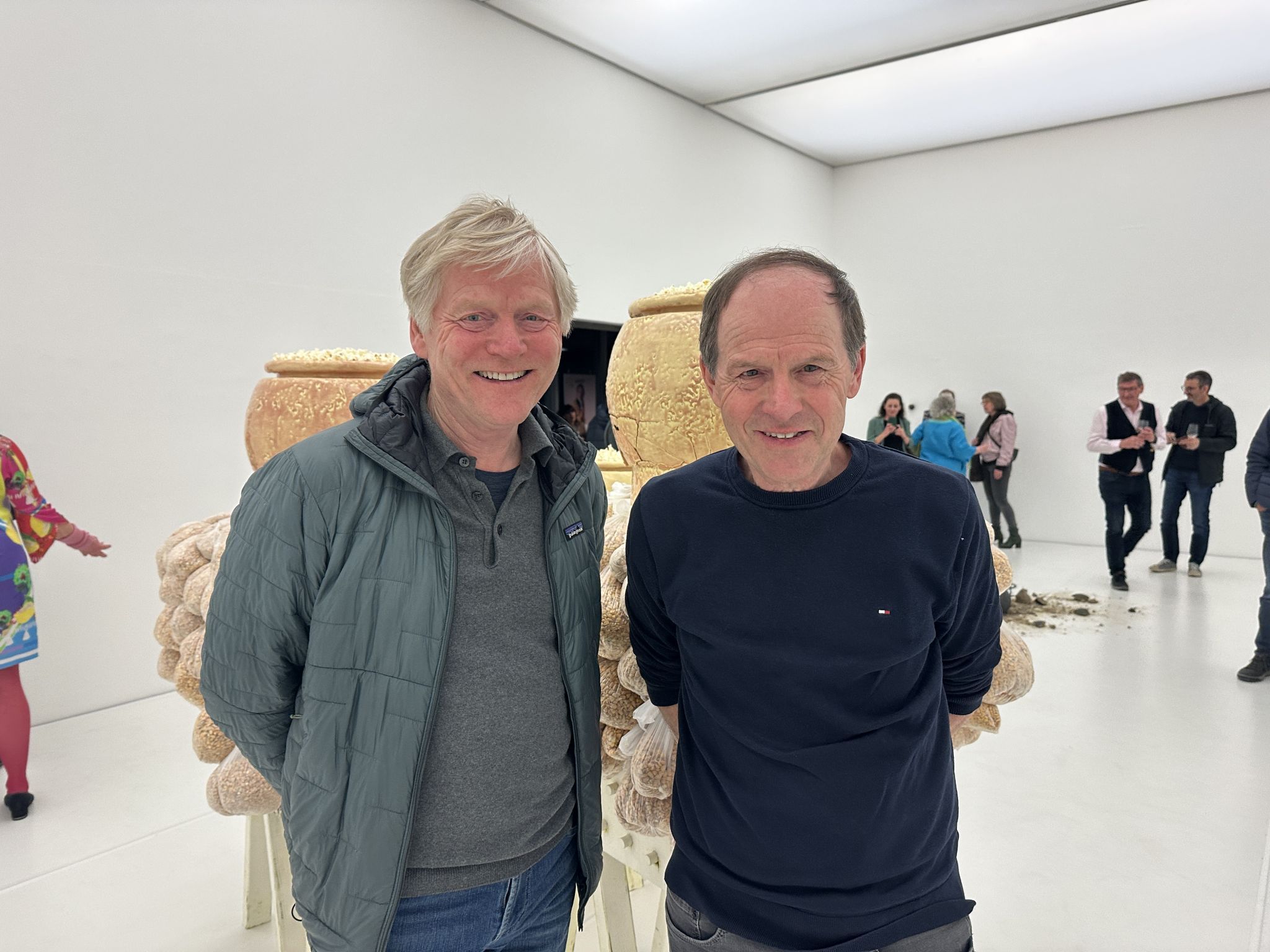 Die beiden Brüder Helmut und Rainer Schlatter hoben den bedeutungsvollen Kontrast der einzelnen Kunstwerke hervor