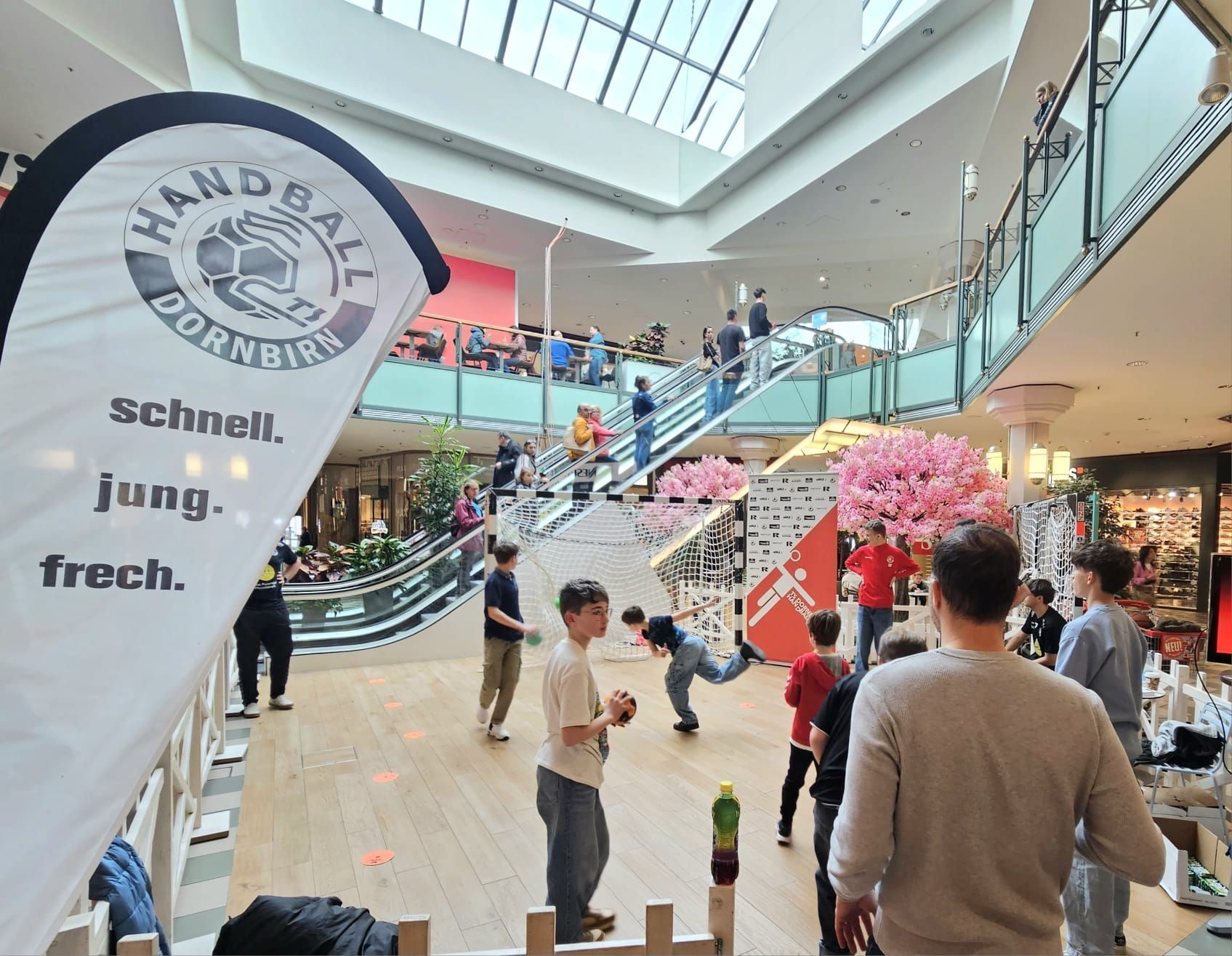 Vergangene Woche motivierte der TS Dornbirn Kinder und Erwachsene, sich beim Handballwurf zu messen. (TS Dornbirn)