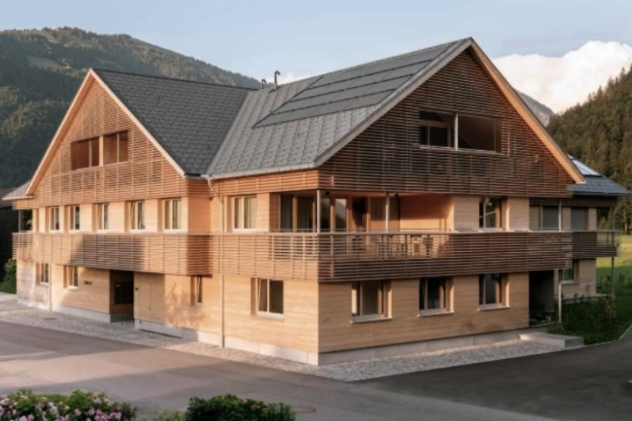 Das nicht mehr sanierbare Objekt – mehr als 200 Jahre alt – wurde komplett abgerissen und in den alten Umrissen ein zeitgemäßer Neubau errichtet, der 13 Wohnungen Platz bietet. Eine davon ist – so wie auch im Komot – für den früheren Besitzer reserviert   