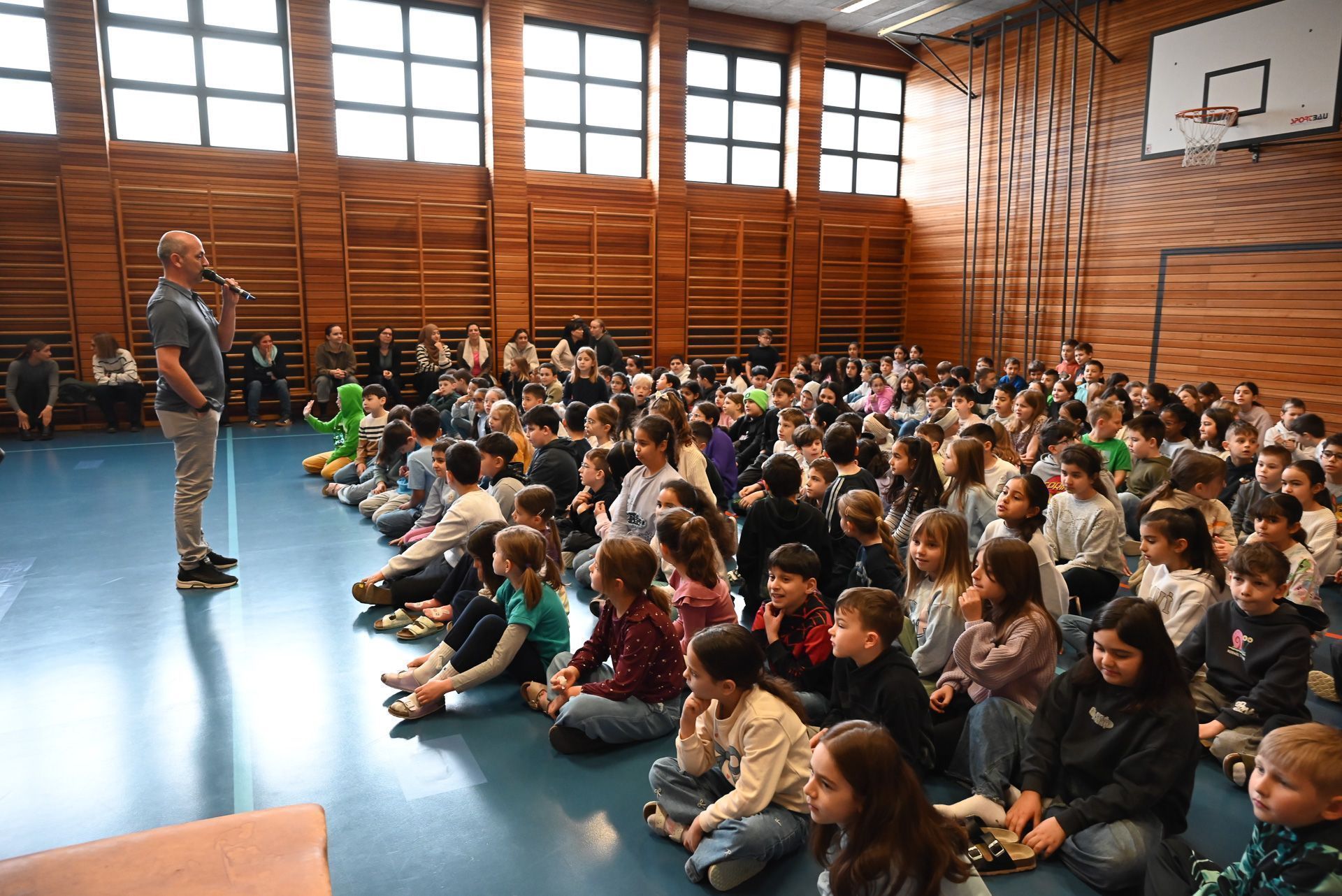 Direktor Markus Purin begrüßte alle Schüler und verriet, welches Lied die Kinder einstudiert haben.