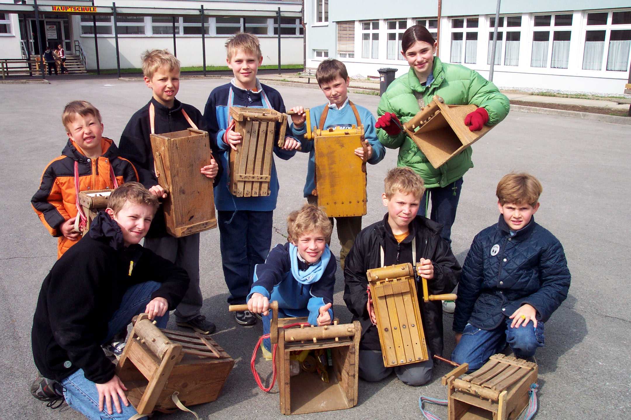 Die „Rätscher-Gruppe Kugelbeer“ im Jahre 2003 mit Aaran Leitner, William Hörburger, Tobias Hopfner, Fabrizio Pritzi (vorne) sowie Mathias Schneider, Daniel Hopfner, Niklas Hörburger, Benjamin Leitner und Anna Klucsarits (hinten).