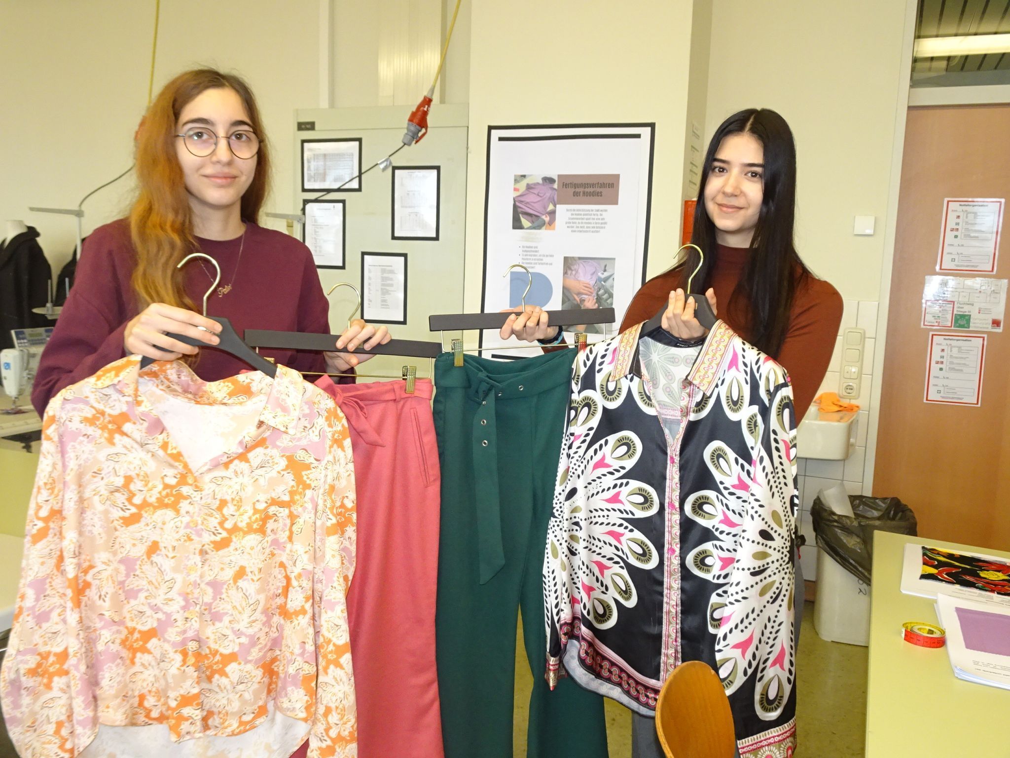 Die Schülerinnen haben sich intensiv mit Stoffen, Verarbeitung und Mustern beschäftigt.
