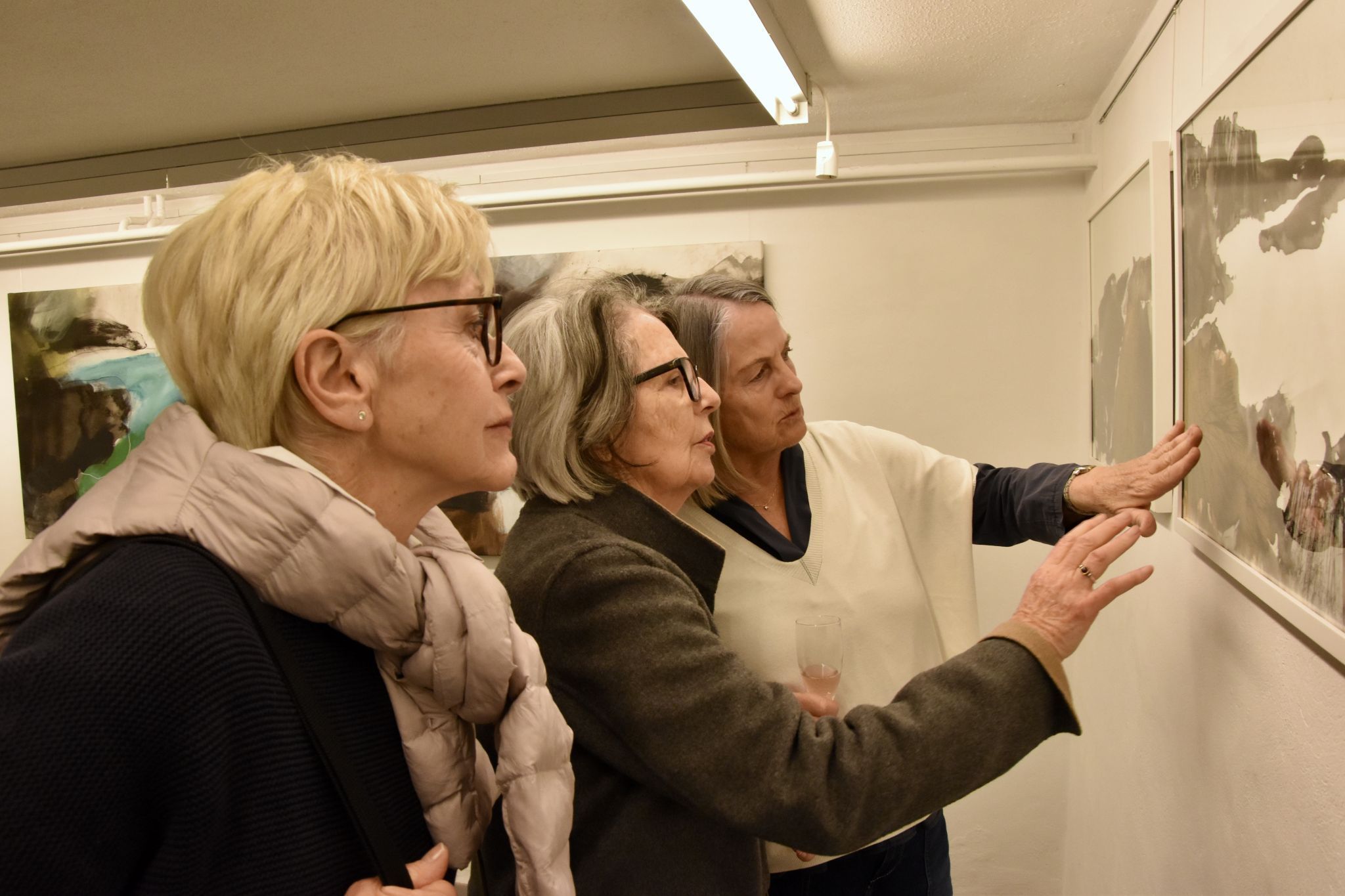 Künstlerin Gerda Tschofen (r.) erklärte Besucherinnen der Finissage in der MAP Kellergalerie ihre Arbeit.