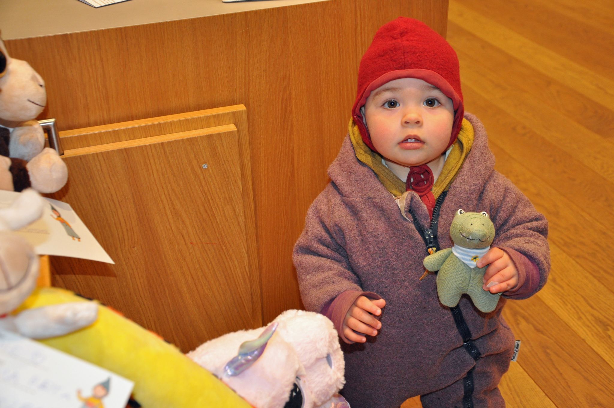 Nura (1) hatte ihr Krokodil Kroki mitgebracht, interessierte sich dann aber fast mehr für Milli, das Einhorn.