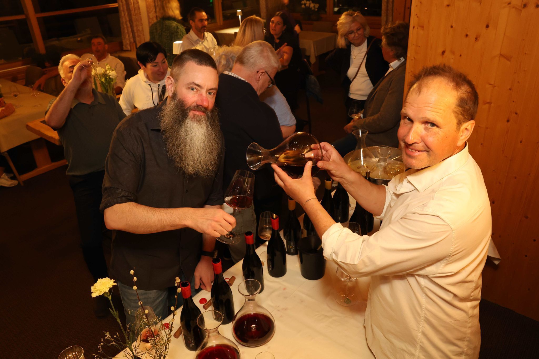 Benjamin Hiller und der Bündner Winzer Uwe Schneider.