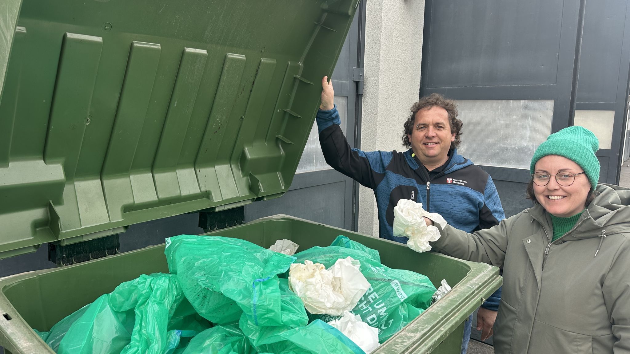 Bürgermeister Andreas Dobler und Corinna Amann vom Umweltausschuss waren mit der Flurreinigung sehr zufrieden.