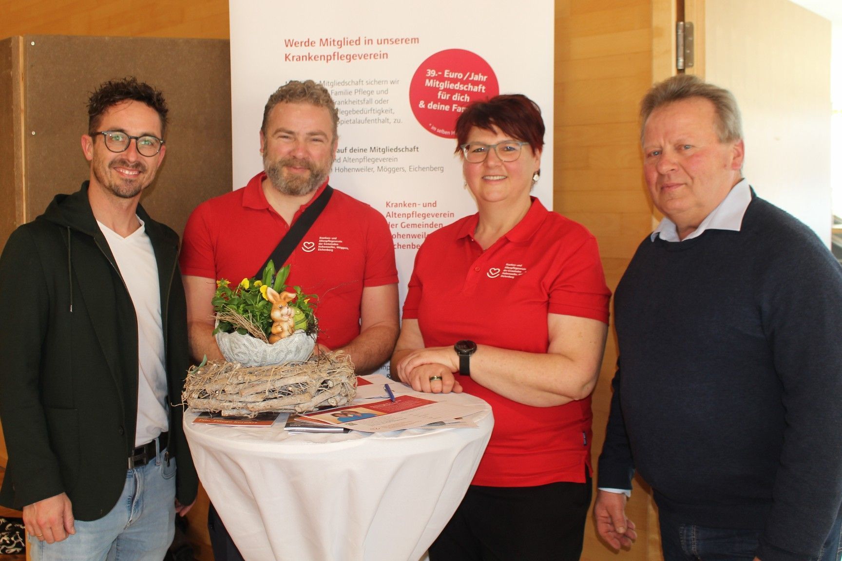 Hatten beim erfolgreichen Osterbasar des Krankenpflegevereins allen Grund zur guten Laune: Lukas Greußing, Obmann Edgar Hagspiel, Martina Bechter und Gemeinderat Gebhard Berkmann (v. l.) PETER STRAUSS