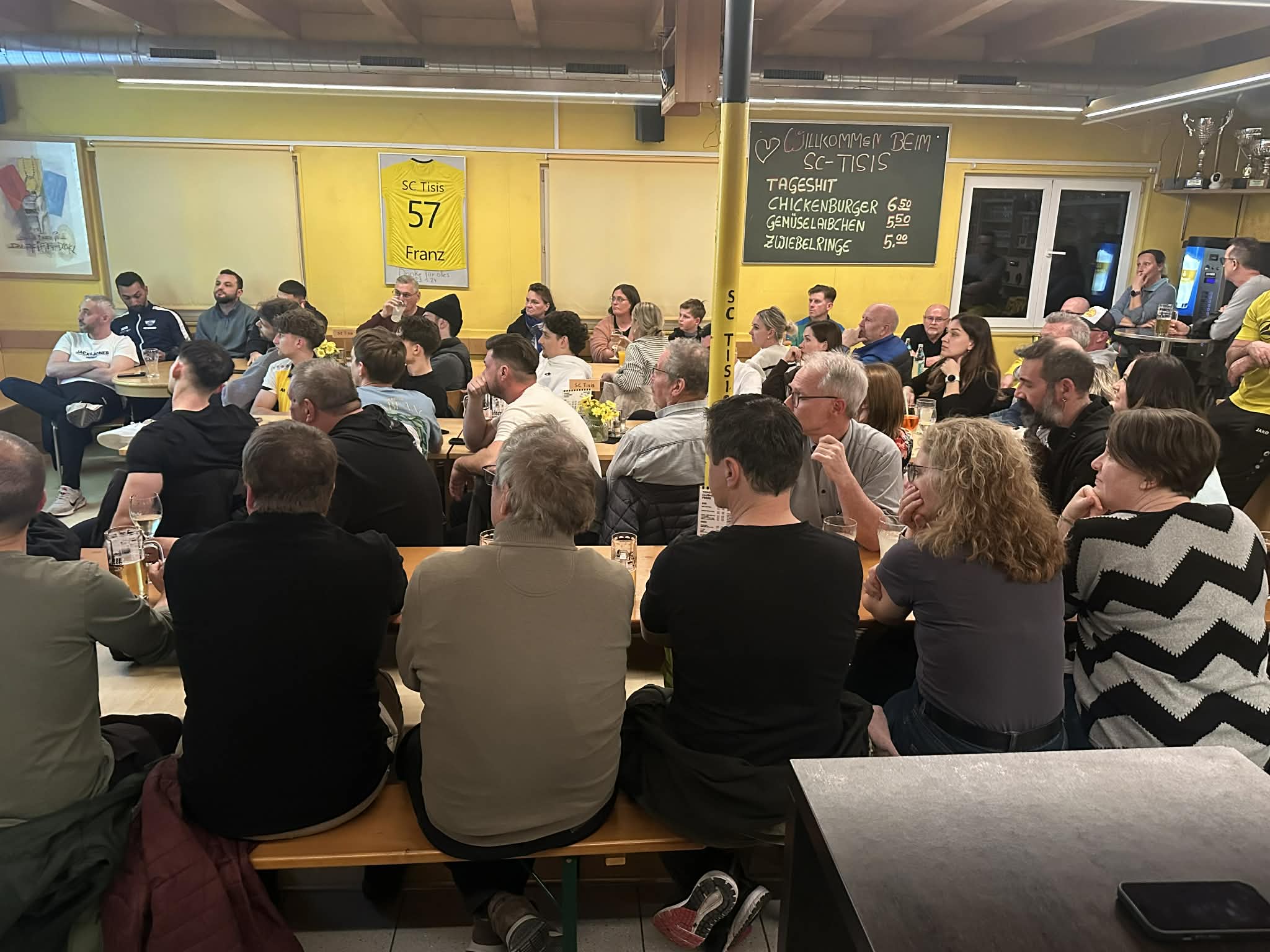 Volles Clubheim bei der Versammlung in Tisis.