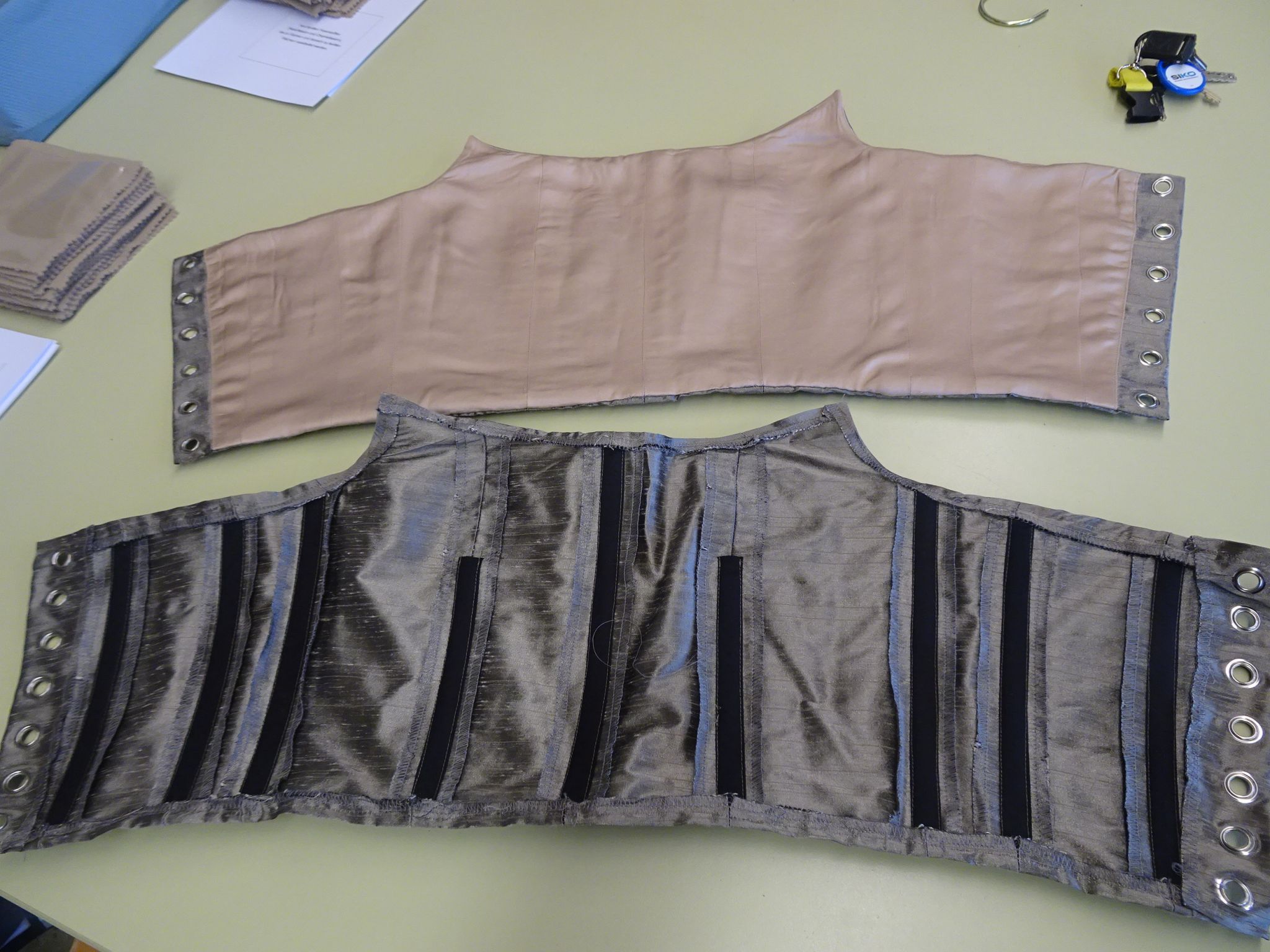 Mit selbst gefertigten Modellen zeigen die Schülerinnen Unterschiede in der Verarbeitung deutlich auf.