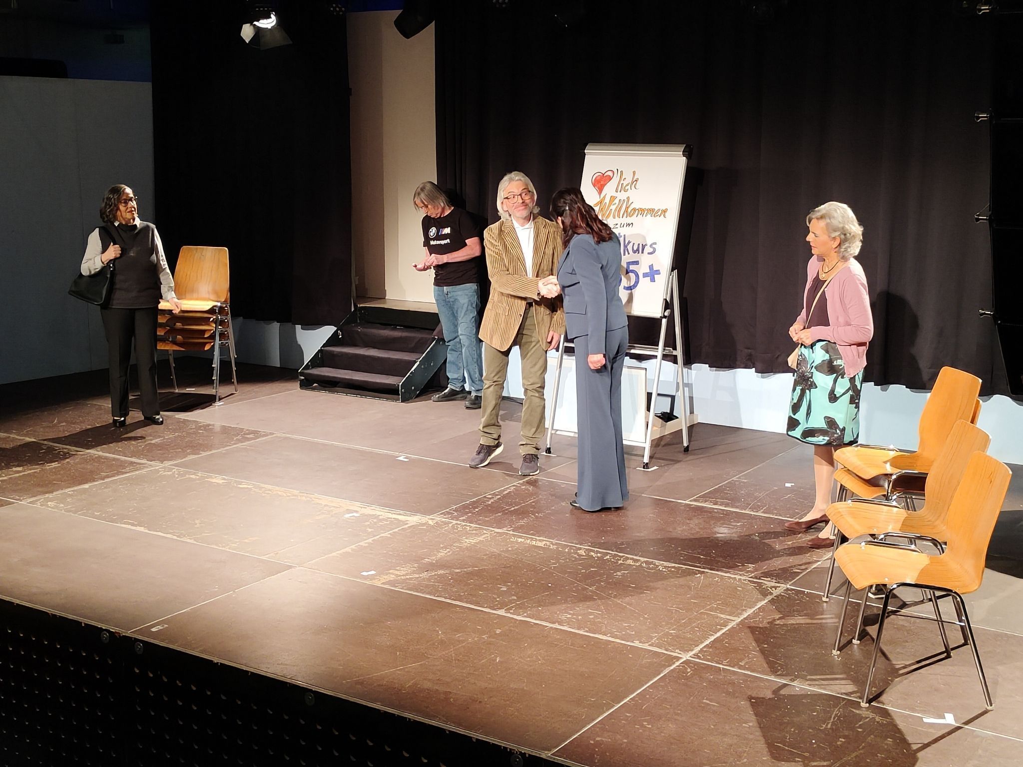 Flirten lernen im Kurs 55+: Die Teilnehmer des Bühnen-Seminars erleben ein turbulentes Wechselbad der Gefühle.