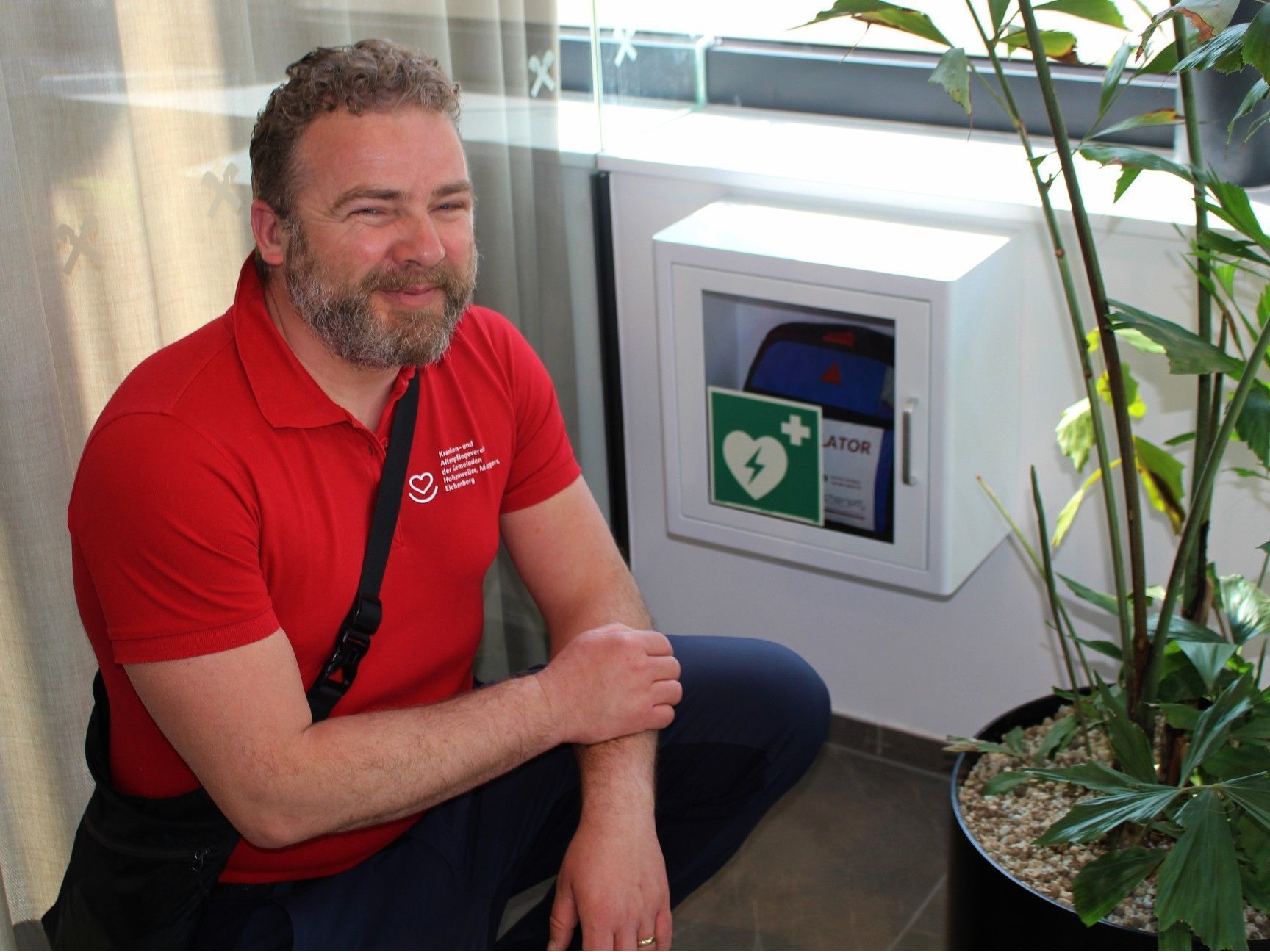 Rund um die Uhr ist der im Ernstfall lebensrettende Defibrilator in der Raiba-Filiale verfügbar.