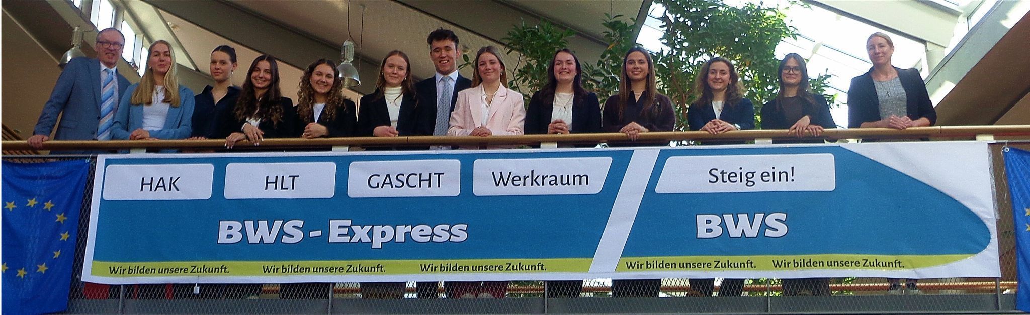 Dir. Mario Hammerer (li.) und Klassenvorstand Claudia Leiherer-Igers (re.) mit der kleinsten Klasse, die je in Bezau maturierte. „Weil damals im Herbst 2020 niemand vorhersehen konnte, ob Corona die Lehrpläne mit Auslandspraktika usw. überhaupt zulässt, haben es nur zehn Schülerinnen und ein Schüler gewagt, eine HLT-Ausbildung zu beginnen“, so Dir. Hammerer. PETER STRAUSS