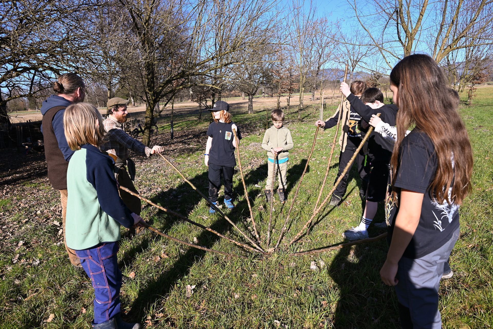 Verschiedene Naturspiele werden von den Kindern gerne gespielt.