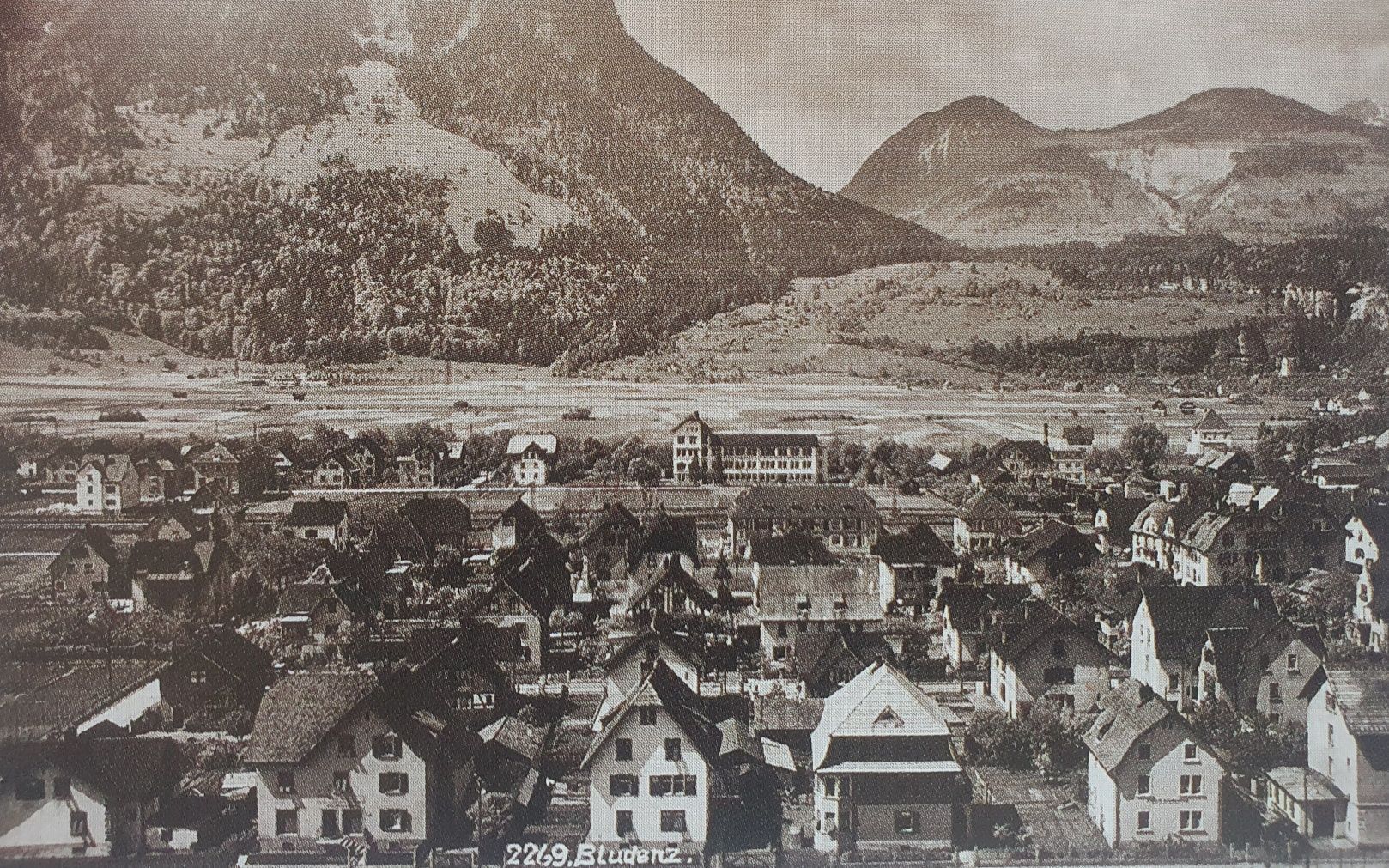 Bludenz mit Welschem Viertel und der Uhrenfabrik Plangg & Pfluger um 1940. Foto: Stadtarchiv Bludenz.