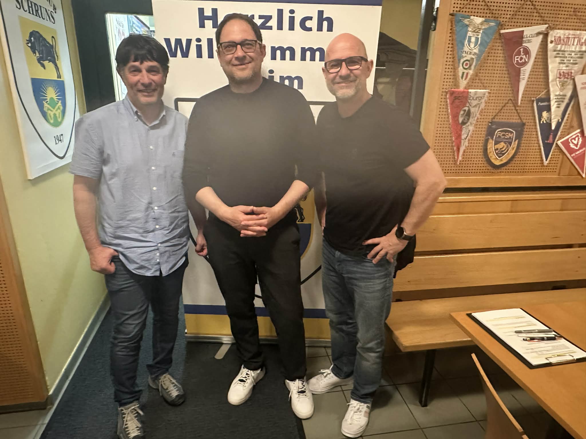 Die Bürgermeister Gerhard Vonier (Tschagguns) und Jürgen Haller (Schruns) mit FC Schruns Obmann Martin Pögler waren zufrieden.