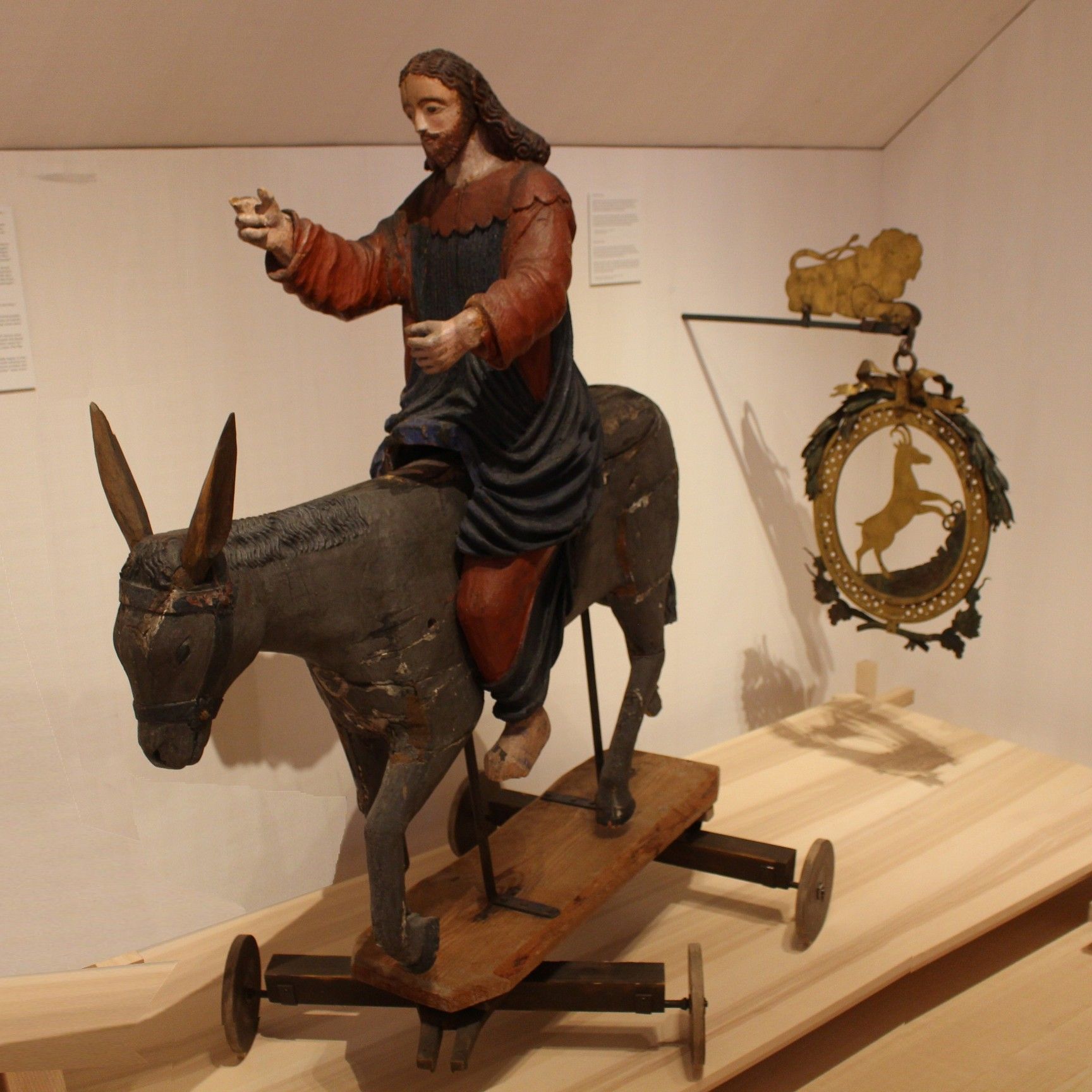 Im Bezauer Museum zeugt einer der wenigen hölzernen Palmesel, der die vom Kaiser verfügte Vernichtung „überlebte“ vom jahrhundertelang gepflegten Palmsonntags-Brauchtum.