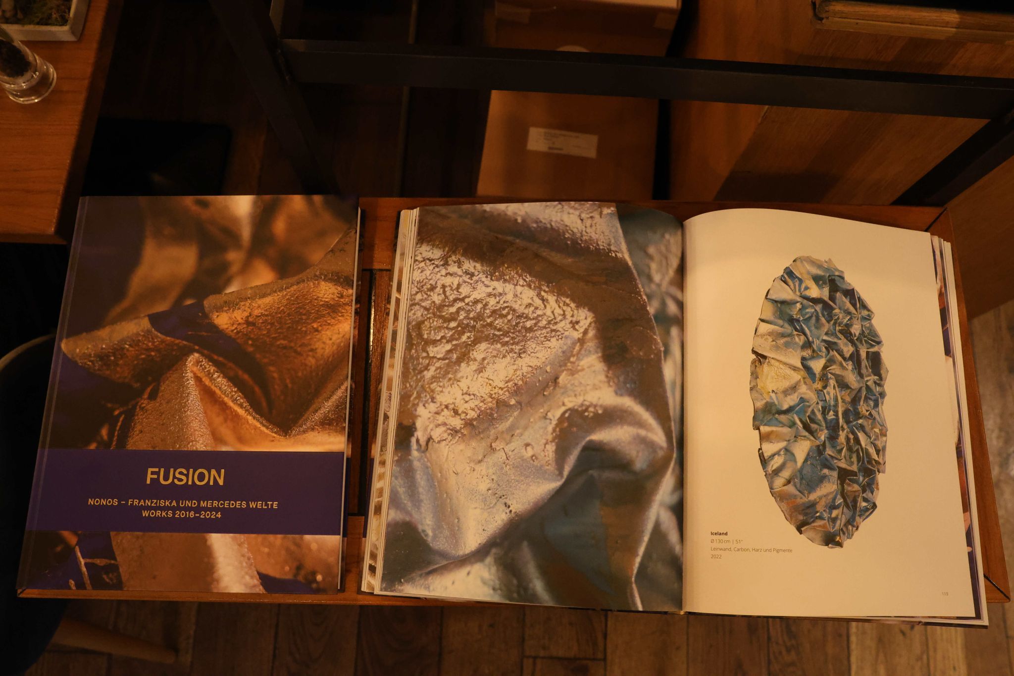 Frontseite und Bilder im aufgelegten Kunstbuch.