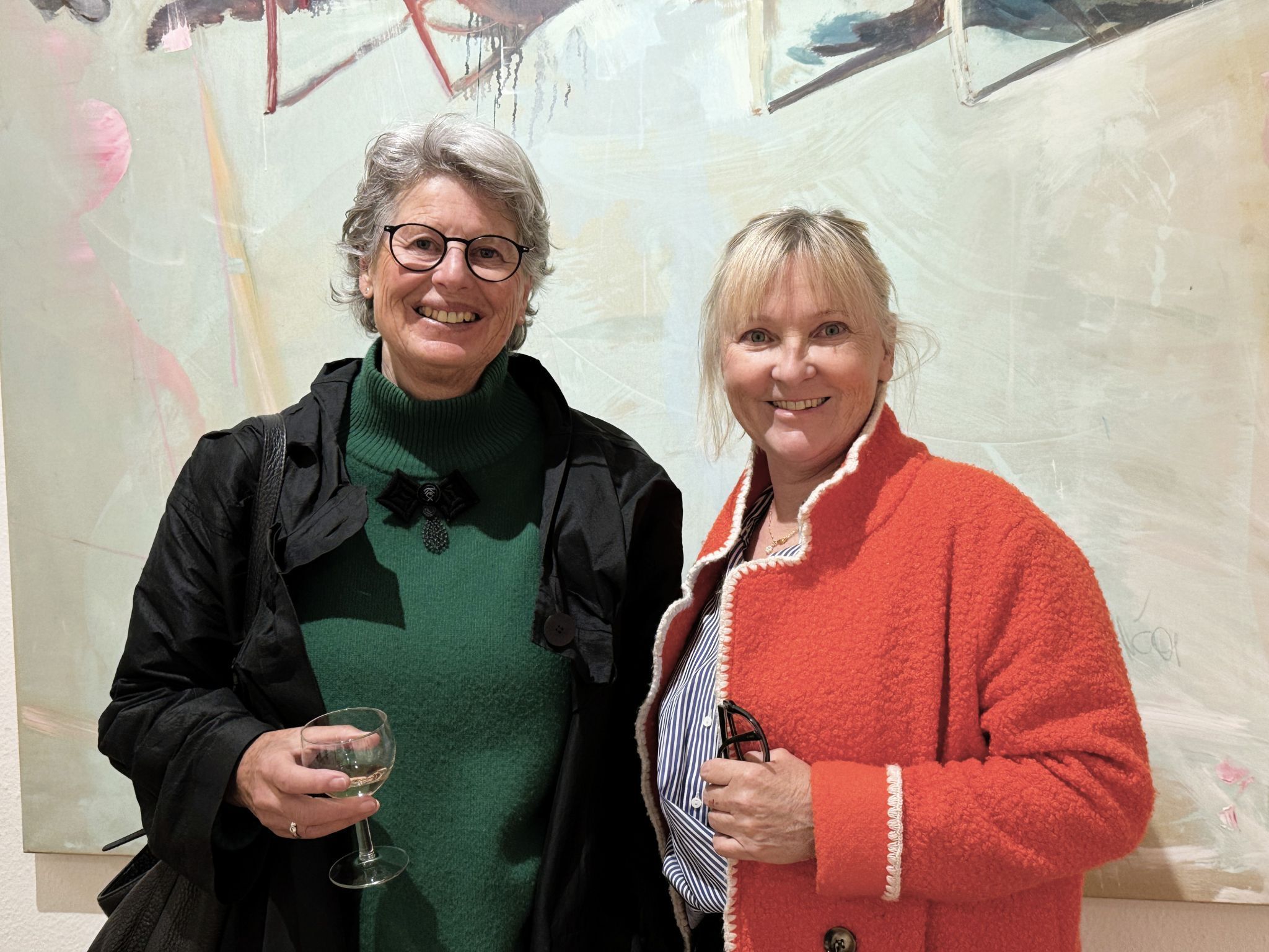 Unter den Besuchern: Künstlerinnen Heidi Comploj und Regina Stadler.