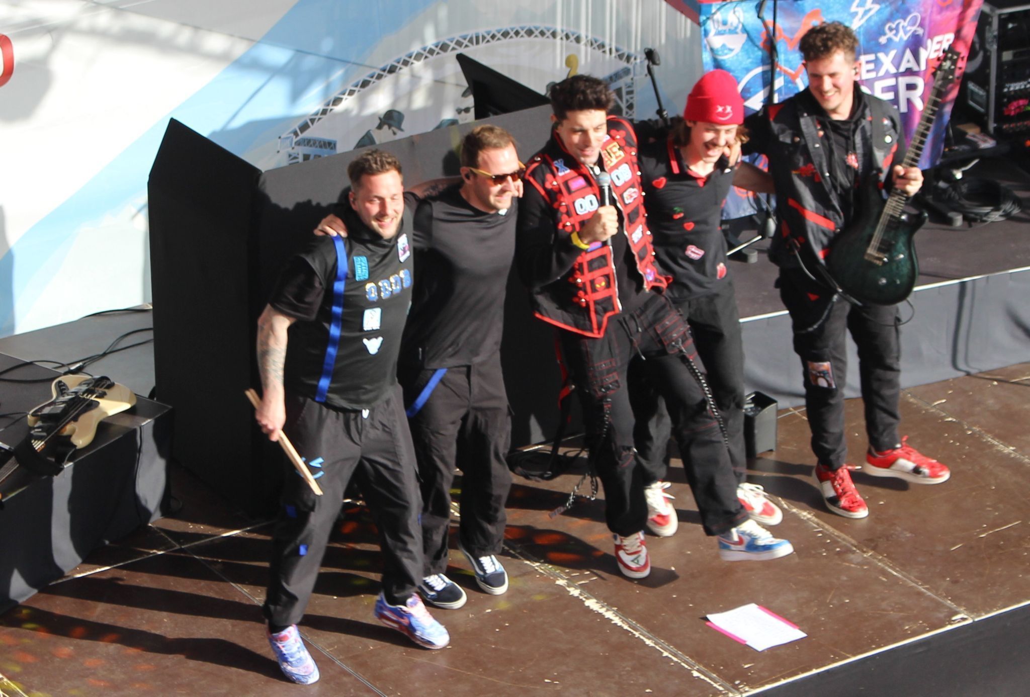 Nach einem begeisternden Auftritt bedankte sich Alexander Eder und seine Band für den Applaus mit einem übermütigen Tänzchen.