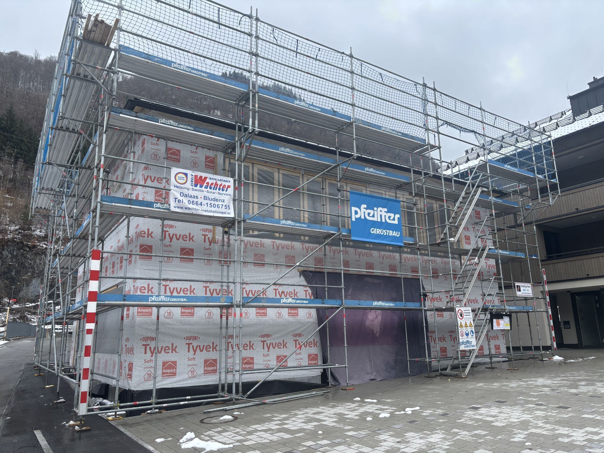 Das Probelokal ist eingepackt - im Inneren schreiten die Bauarbeiten voran.