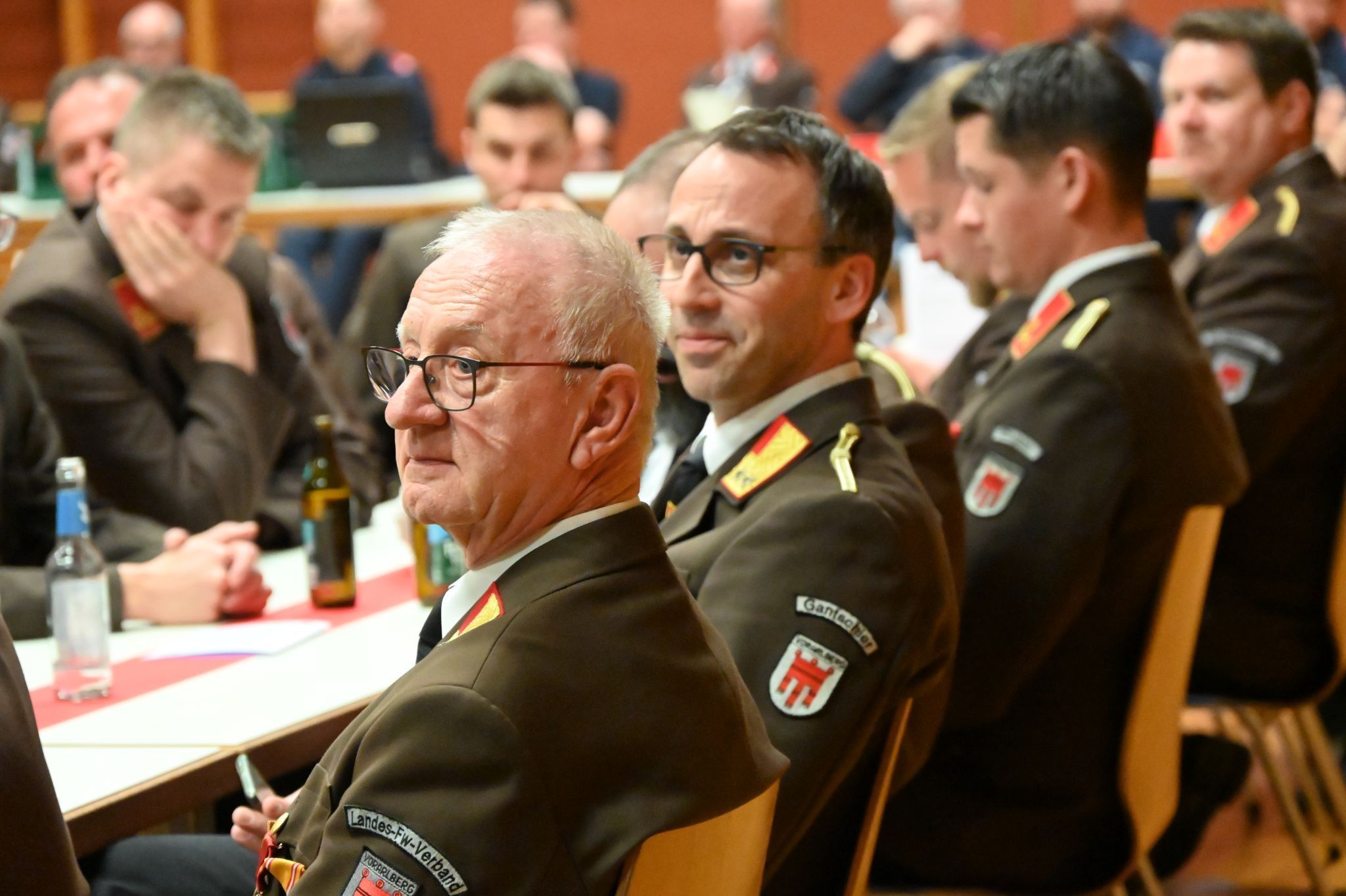 Aufmerksame Gäste bei der Dienstbesprechung.