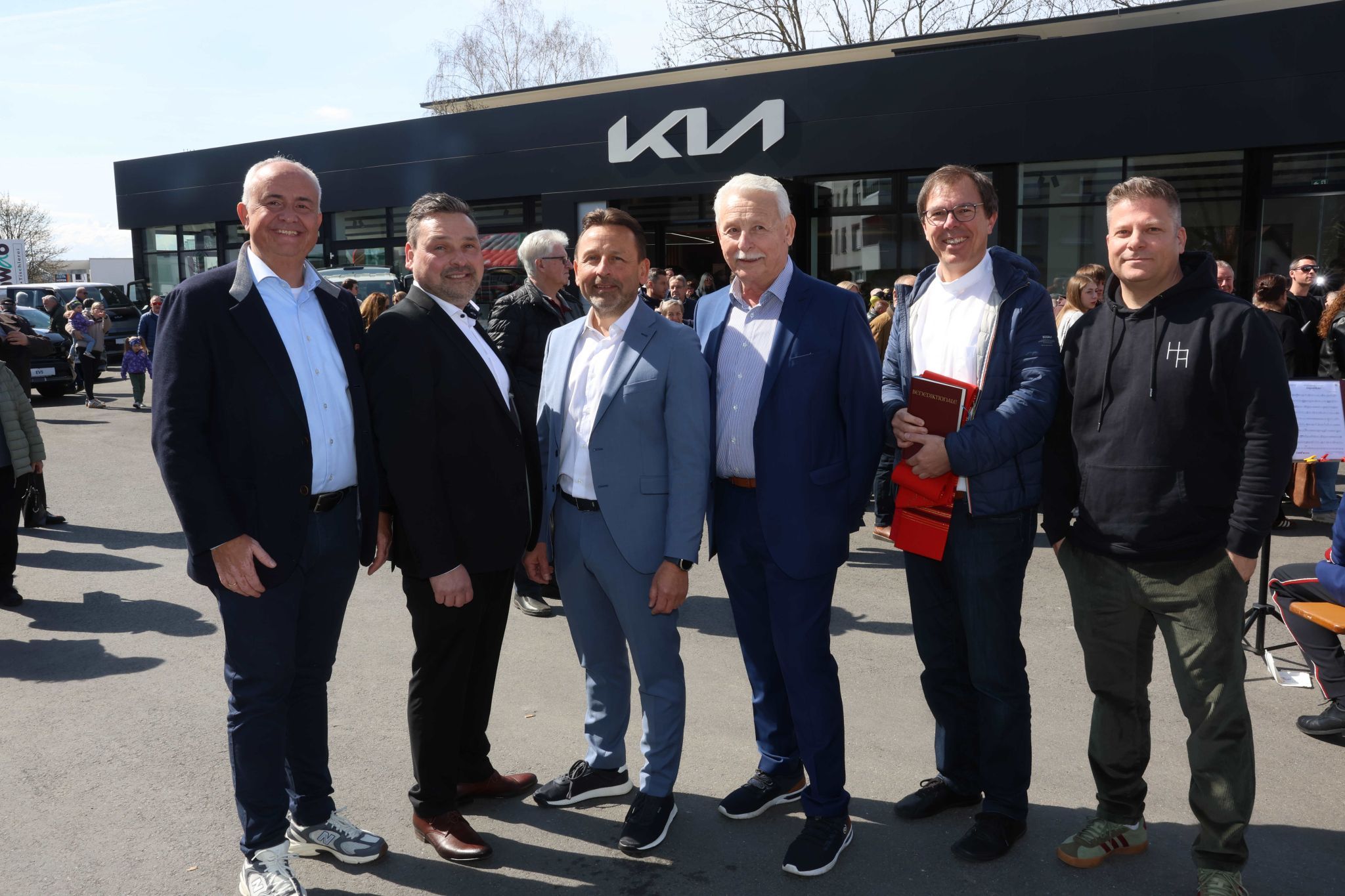 Bgm. Manfred Böhmwaldder, Thomas Maier (Kia), Markus Maier (Skoda), Walter Maier (Mazda), Pfr. Rainer Büchel und Architekt Stephan Hassler.
