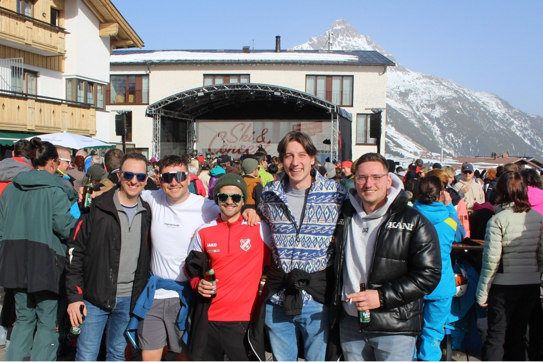 Gutgelaunt und voller Erwartung - weitgereiste Fans aus Deutschland, die für 
