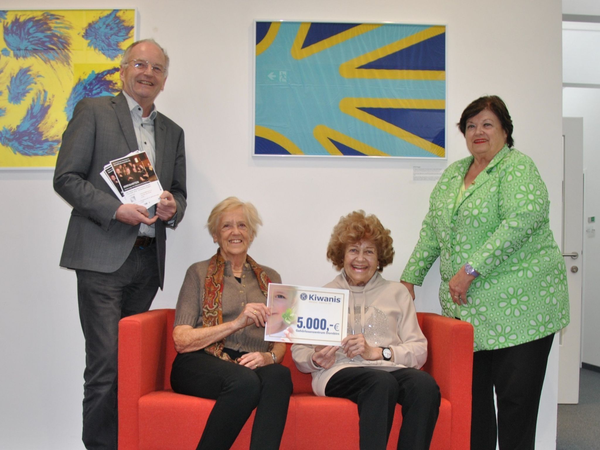 Der Kiwanis Club Bregenz Rheintal Iris überreichte LZH-Geschäftsführer eine Spende in Höhe von 5000 Euro. (Quelle: LZH)