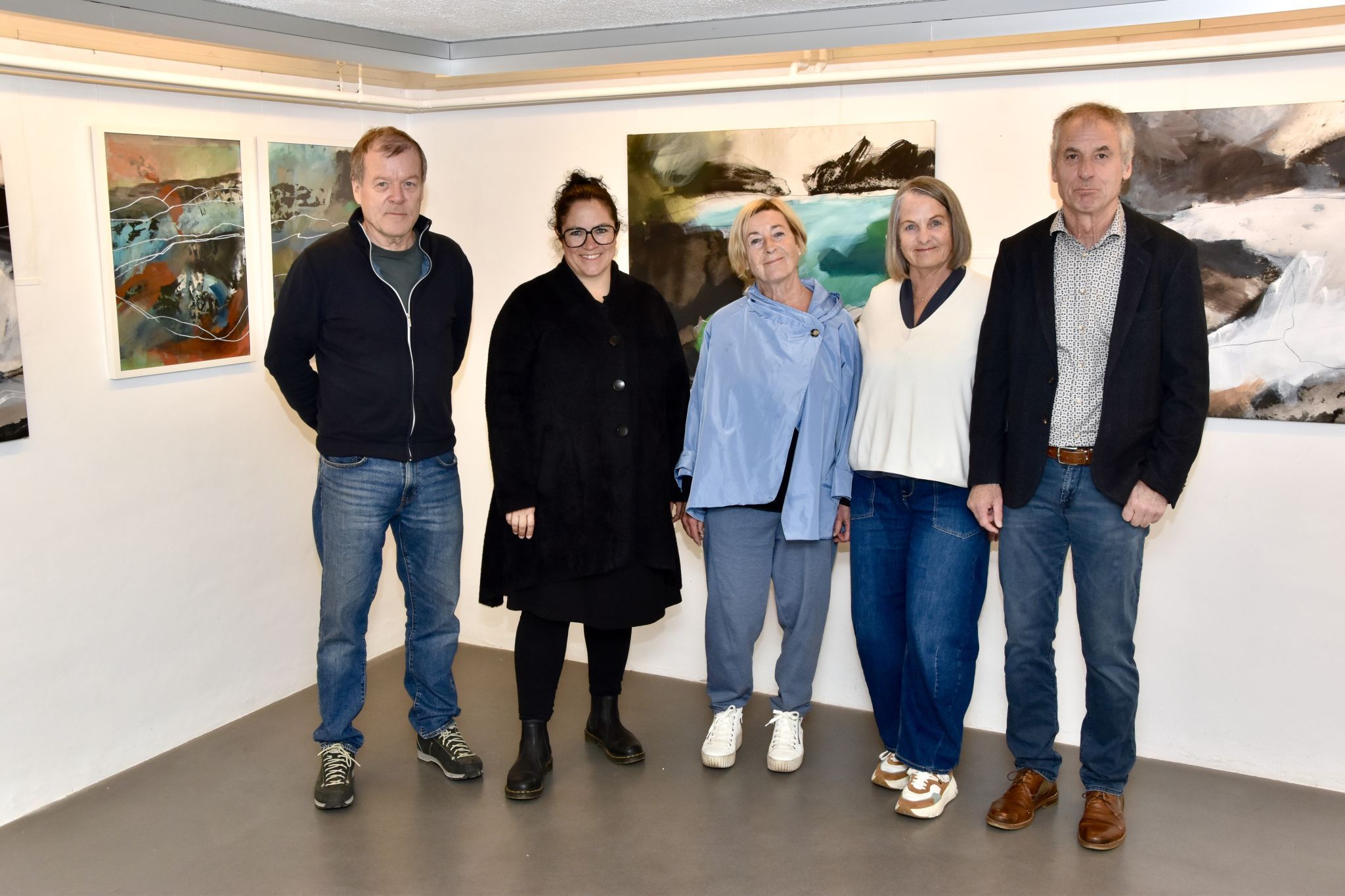 Fotograf Manfred Schlatter (Obmann MAP Kellergalerie), Pädagogin Daniela Vogt-Marent (Schwester der Künstlerin Rebecca Marent), Künstlerin  Renate Wittwer und Künstlerin Gerda Tschofen mit Ehemann Günter anlässlich der Finissage zur Ausstellung 