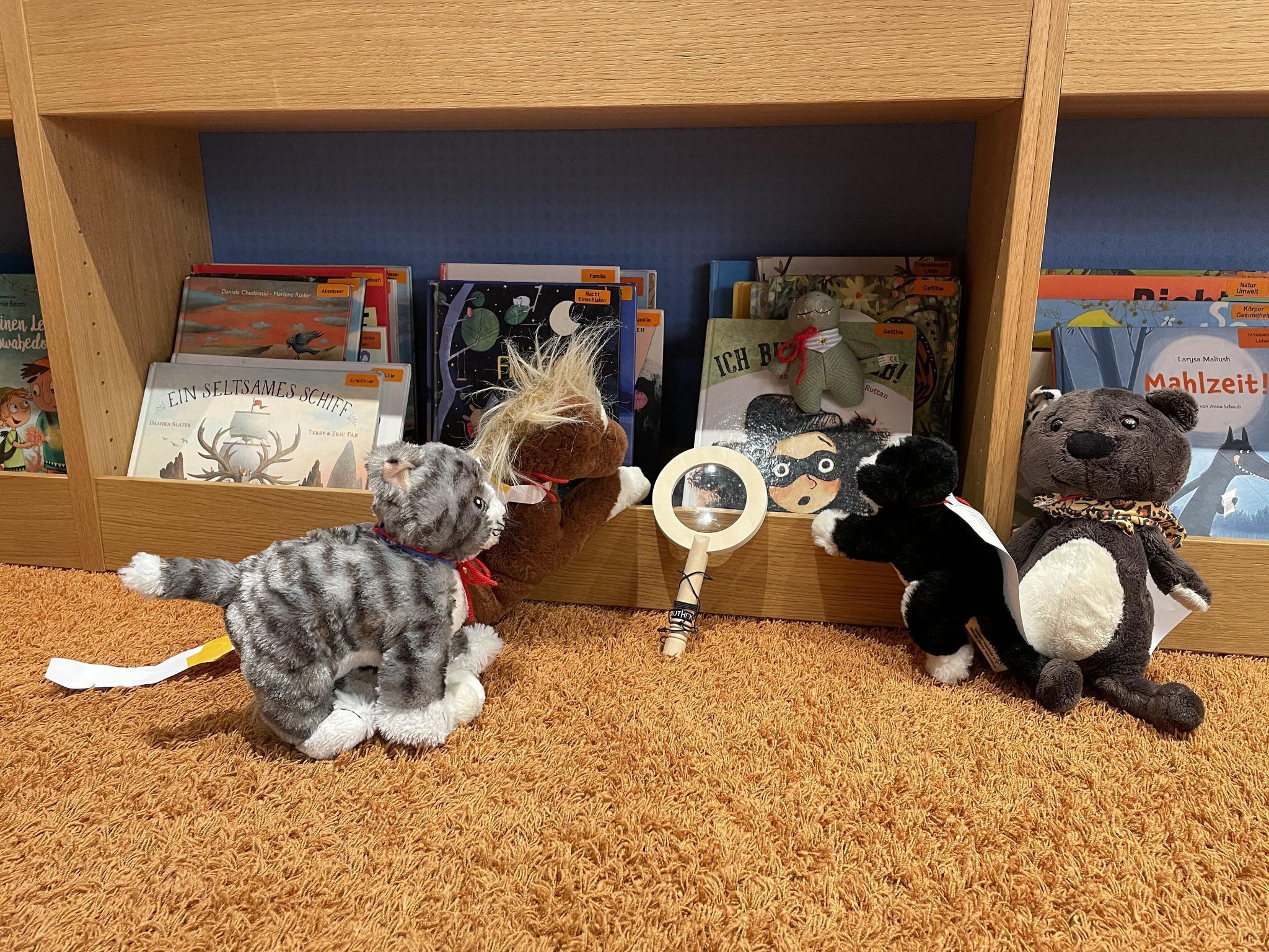 Die Kuscheltiere erkundeten die Stadtbibliothek in geheimer Mission.
