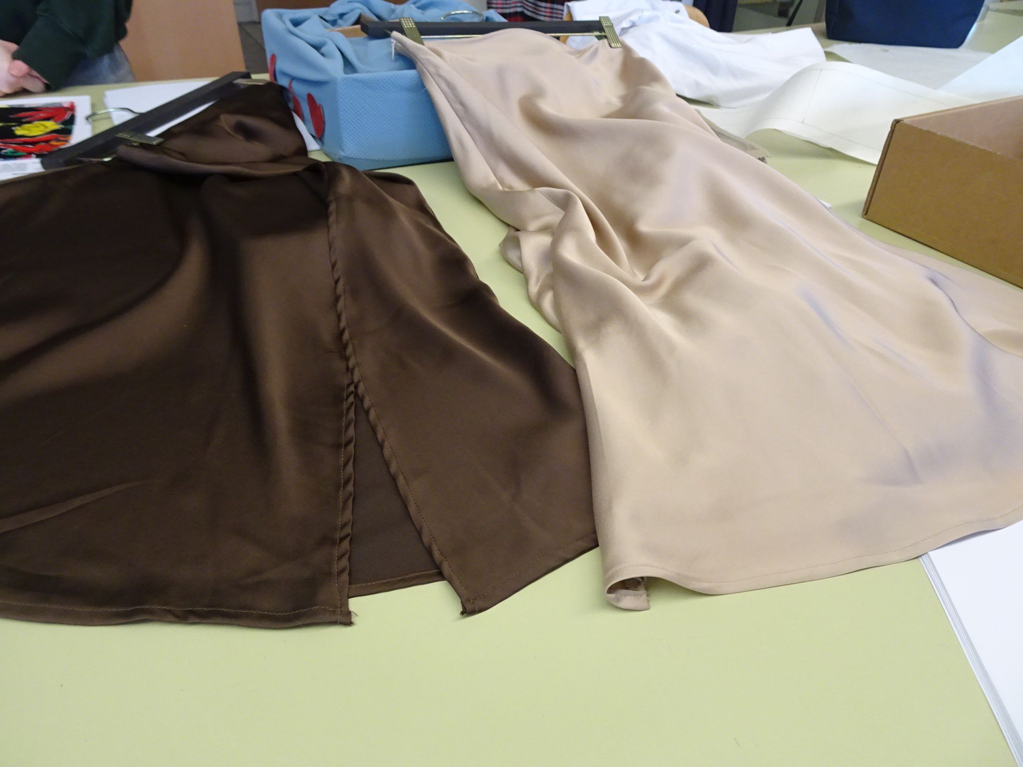 Ein direkter Vergleich macht sichtbar, worauf es bei hochwertiger Kleidung ankommt.