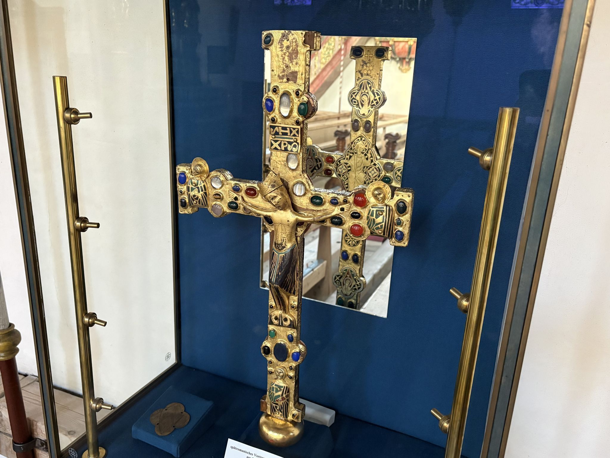 Eines der bedeutendsten Kunstdenkmale in Vorarlberg ist das spätromanische Vortragekreuz aus den Jahren um 1225/20, hier dessen Kopie von Beatrice Pfeifer in der 