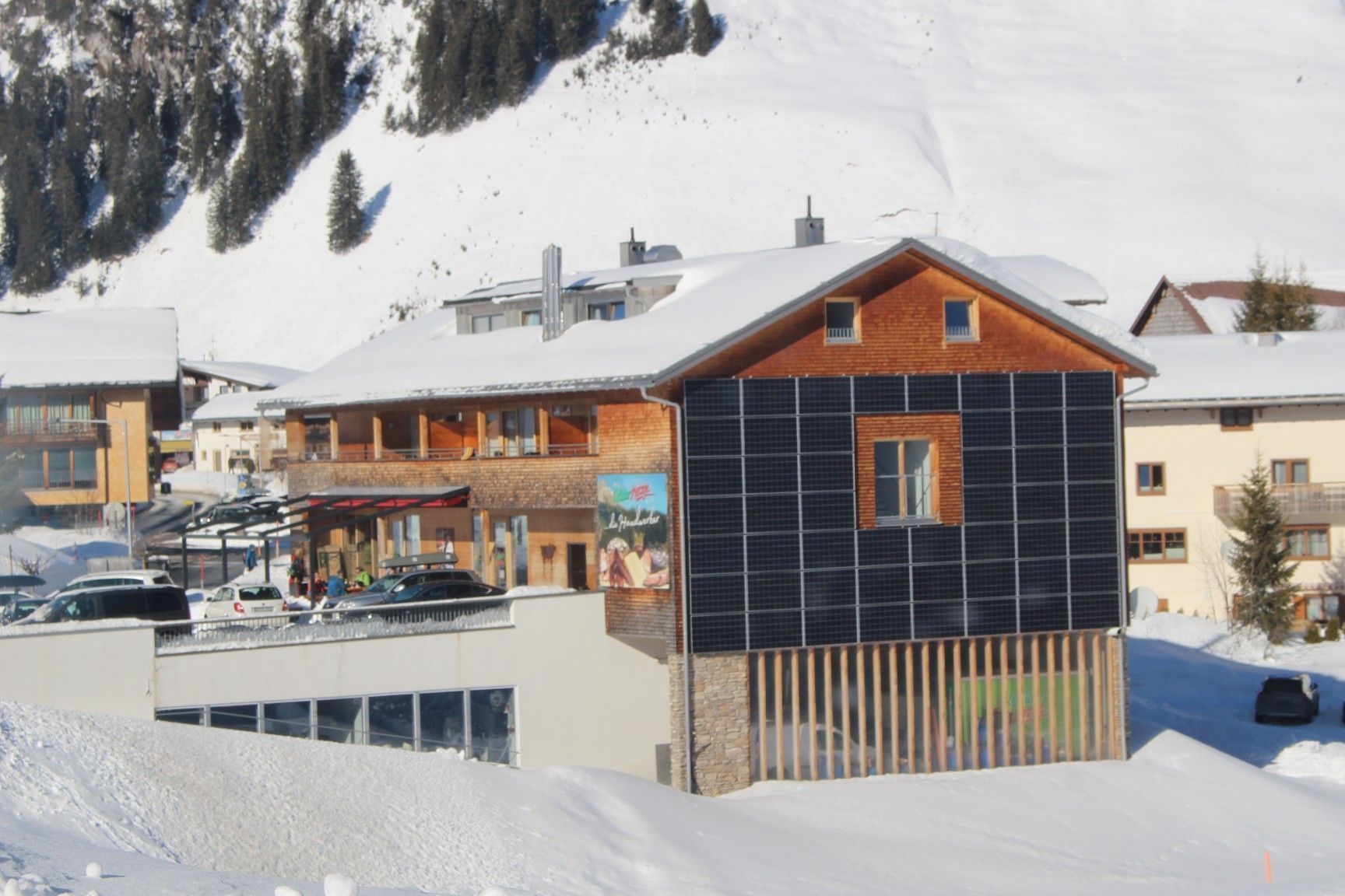 Nachhaltigkeit ist auch bei der Energieversorgung großgeschrieben: eine große PV-Anlage liefert einen Gutteil des Stroms für Heizung und vor allem Kühlung.