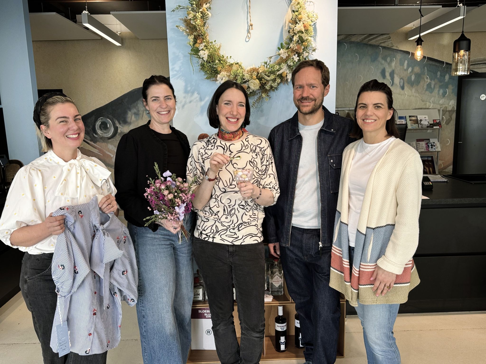 Gastgeber Clemens und Caroline Sagmeister (re.) mit Maiken Kloser (Atelier Maiken K. House of sunshine), Floristin Martina Köb (Blumenmomente) und Aurora Tedesco (Aurora Confectionery) am Eröffnungswochenende.