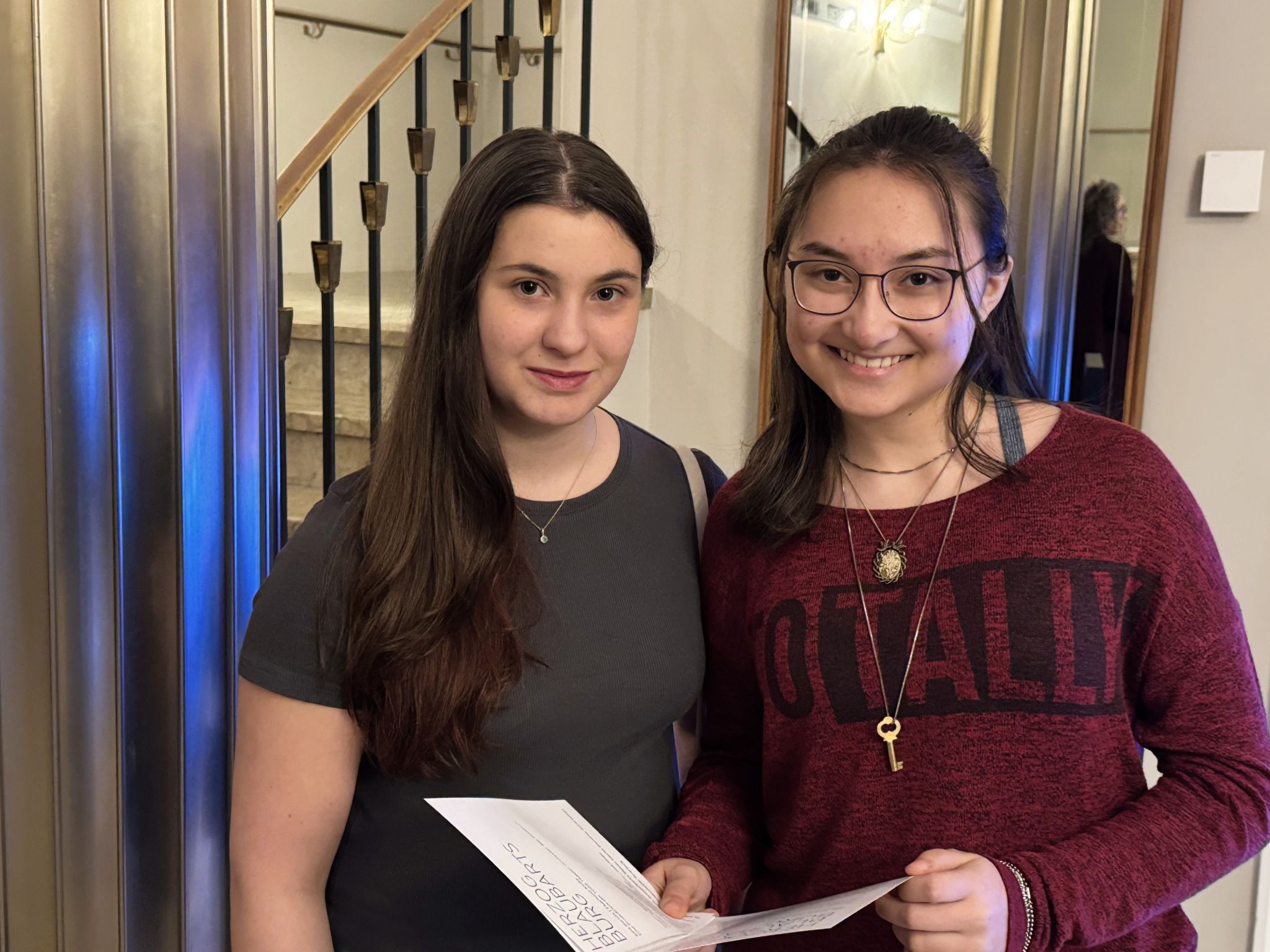 Unter den Besuchern: Mia Kampl und Emily Metzler.