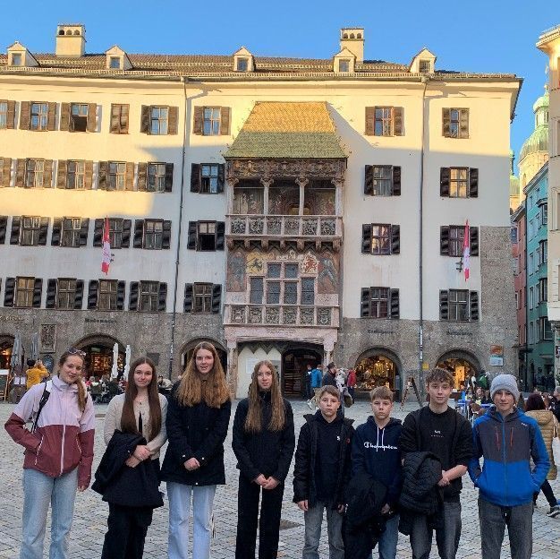 Vermeintlich schon ausgeschieden durften sich die Wälder „Robotiker“ am Ende doch unter dem Goldenen Dachl freuen. Ganz links Co-Coachin Katharina Heim, die im Siegerteam von Dresden stand und aktuell eine Ausbildung als Lehrerin macht.   