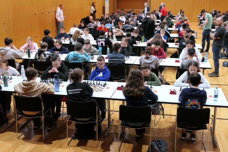 251 Schüler spielten Schach. 