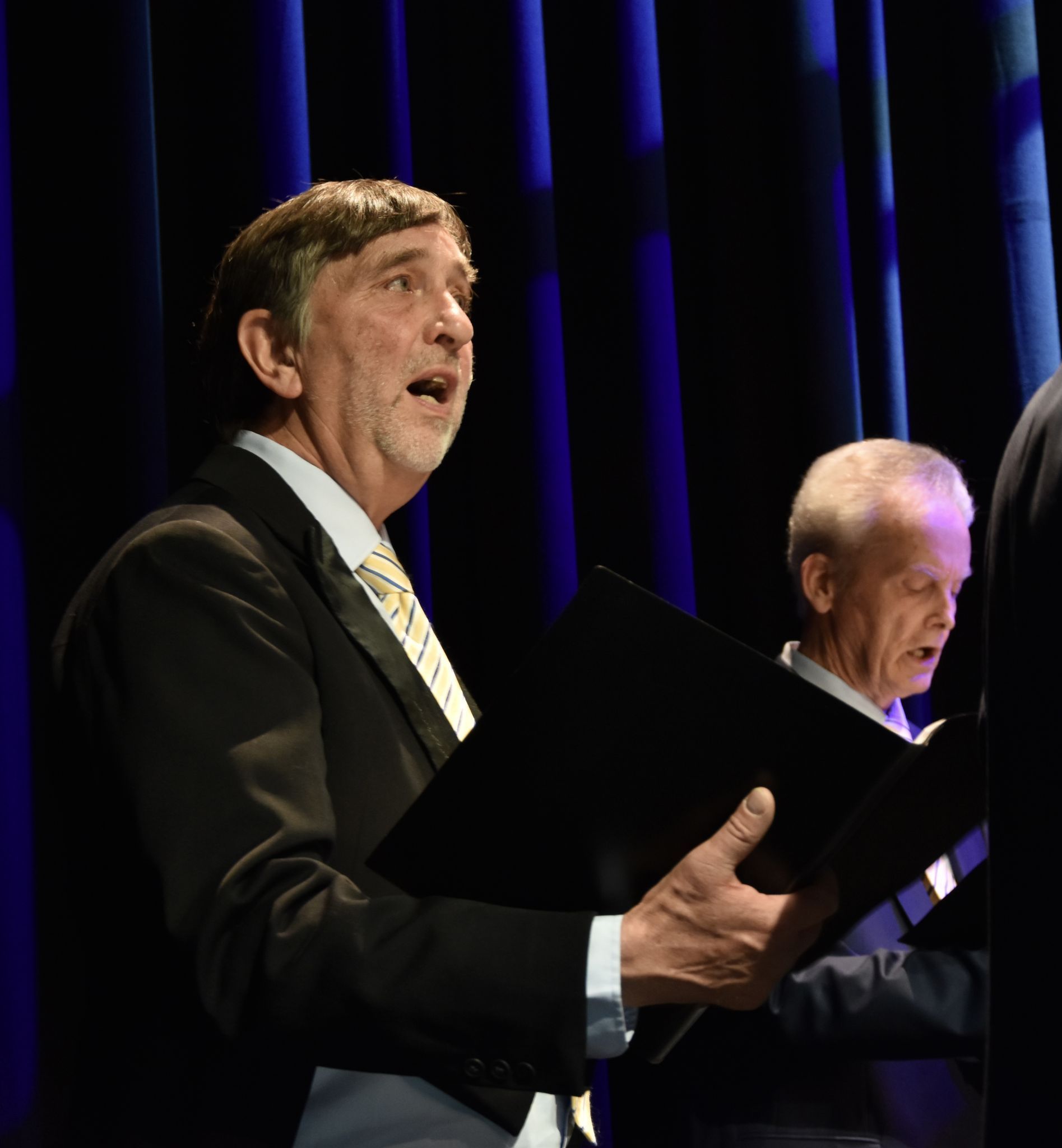 Peter Bilgeri, der Obmann des Bludenzer Liederkranzes (im Vordergrund) und Erwin Elsensohn anlässlich der Matinee