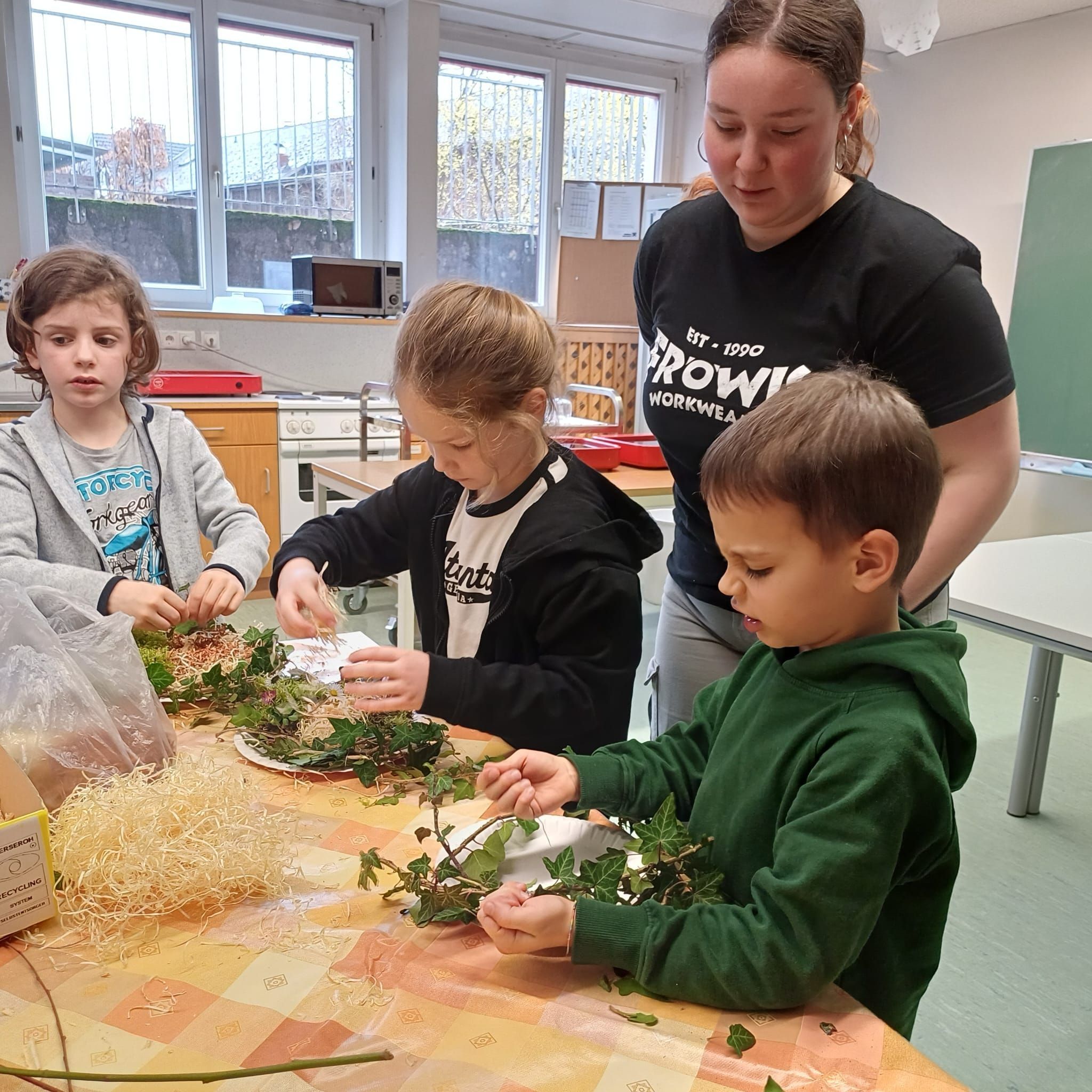 Aus Naturmaterialien fertigten die Teilnehmer liebevoll dekorierte Osternester für ihre Kunstwerke.