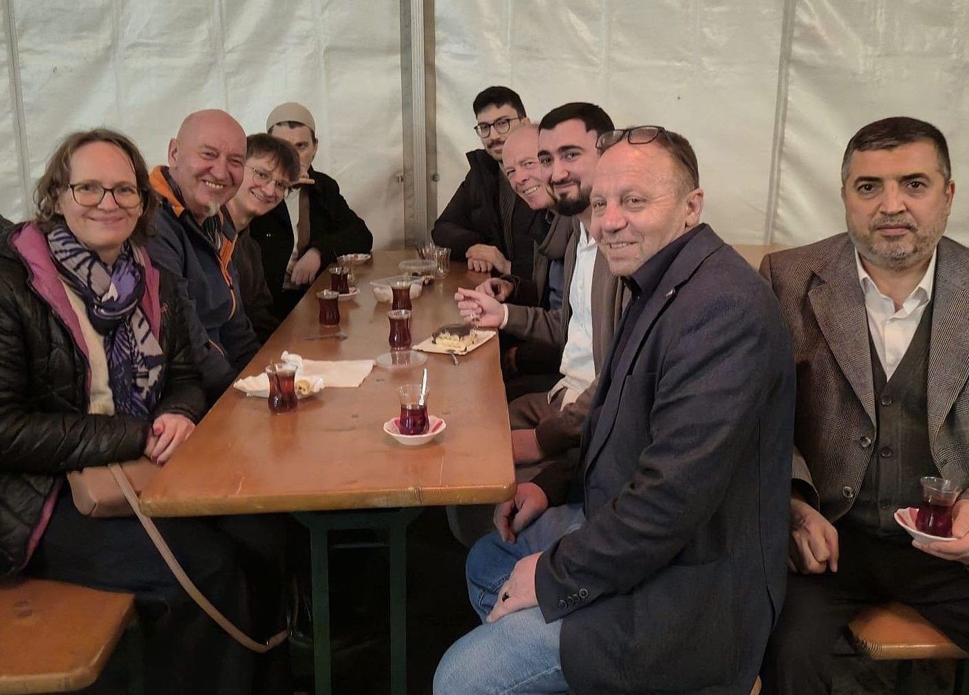 Beim gemeinsamen Abendessen nach Sonnenuntergang kamen Besucher der Pfarre Rohrbach und Mitglieder der Moscheegemeinde ins Gespräch.