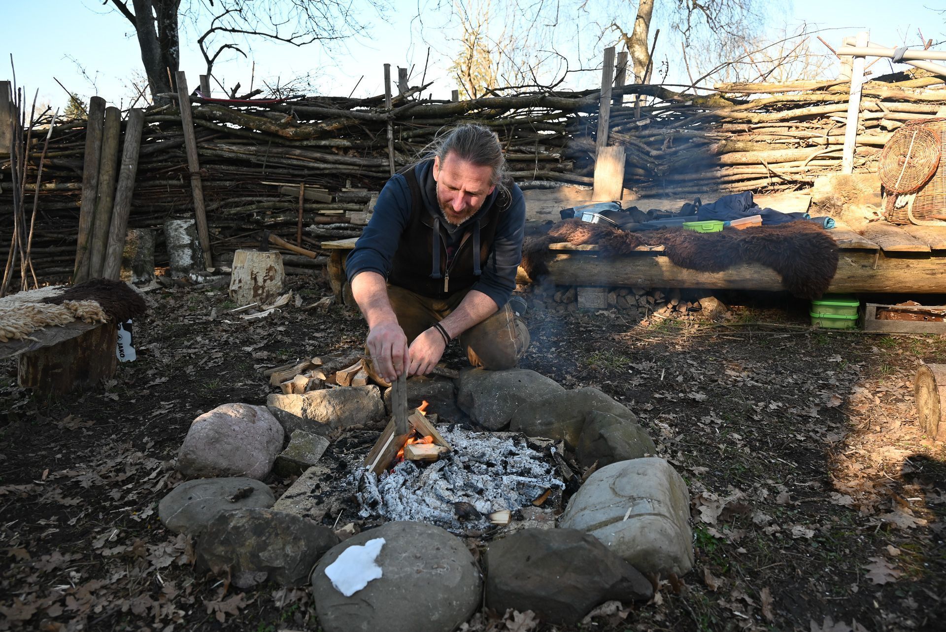 Christian Suppan kontrolliert, ob die Glut fürs Stockbrot bereit ist.