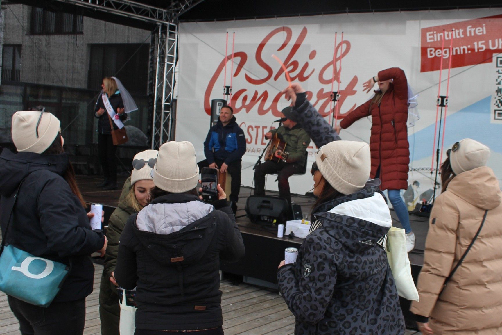 Ihre mitgereisten Fans feuerten Michaela und Annabell bei ihren Auftritt an.