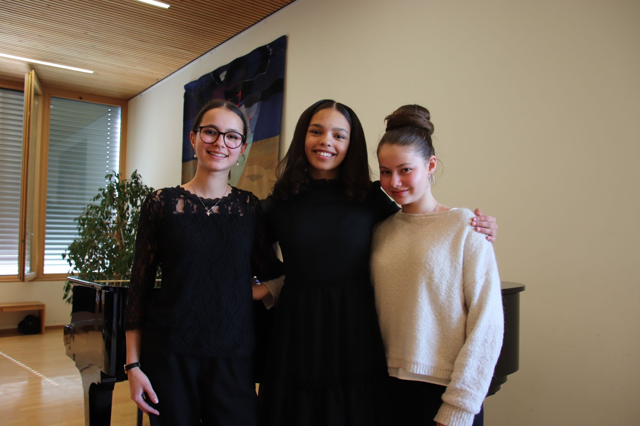 Yasmin Dietrich inmitten von Magdalena und Luise Martin. (Foto: NAM)