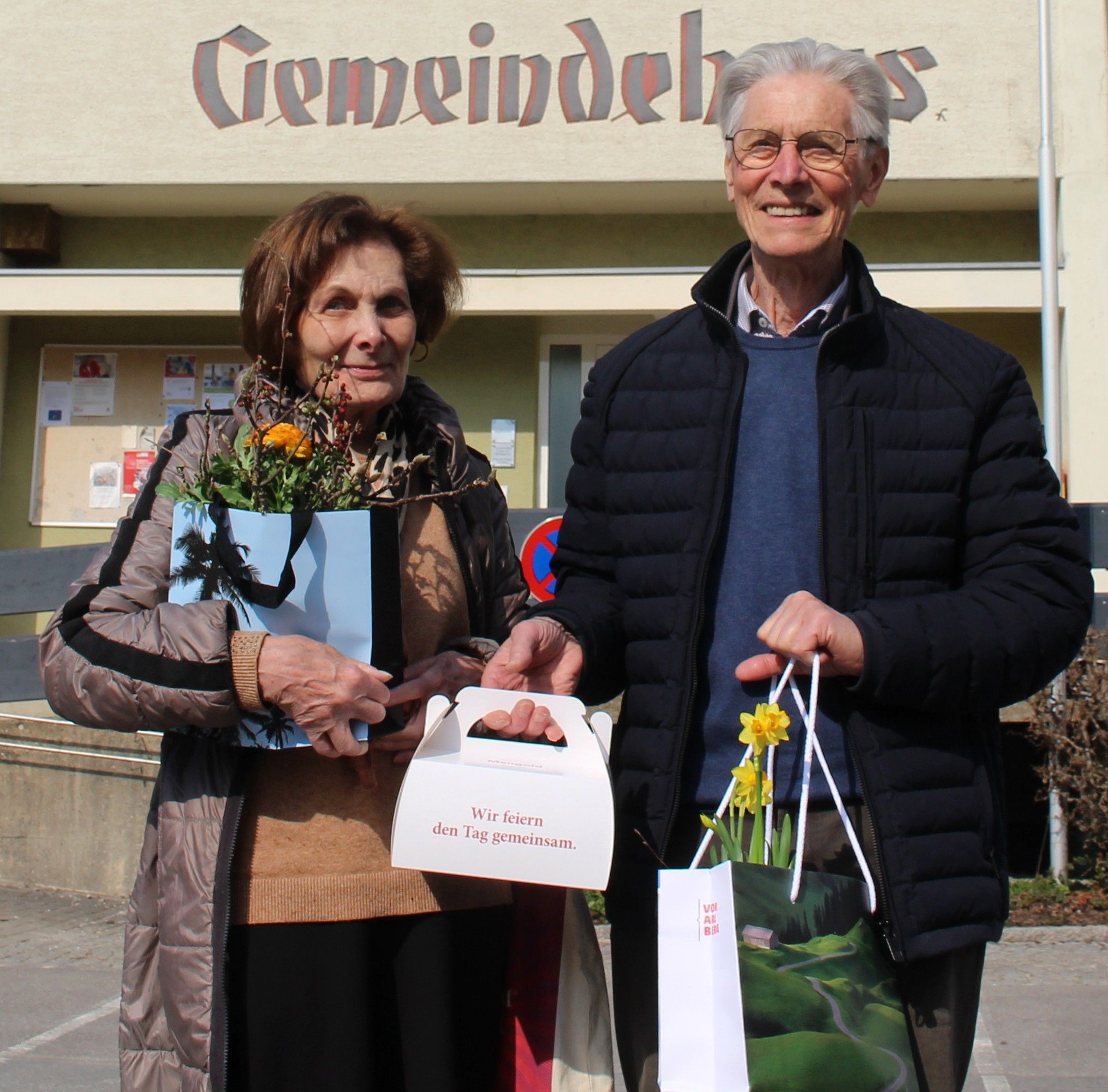 Auch der frühere Obmann des Krankenpflegevereins, Franz Josef Muxel und seine Gattin Rosmarie wurden auf dem Basar fündig.