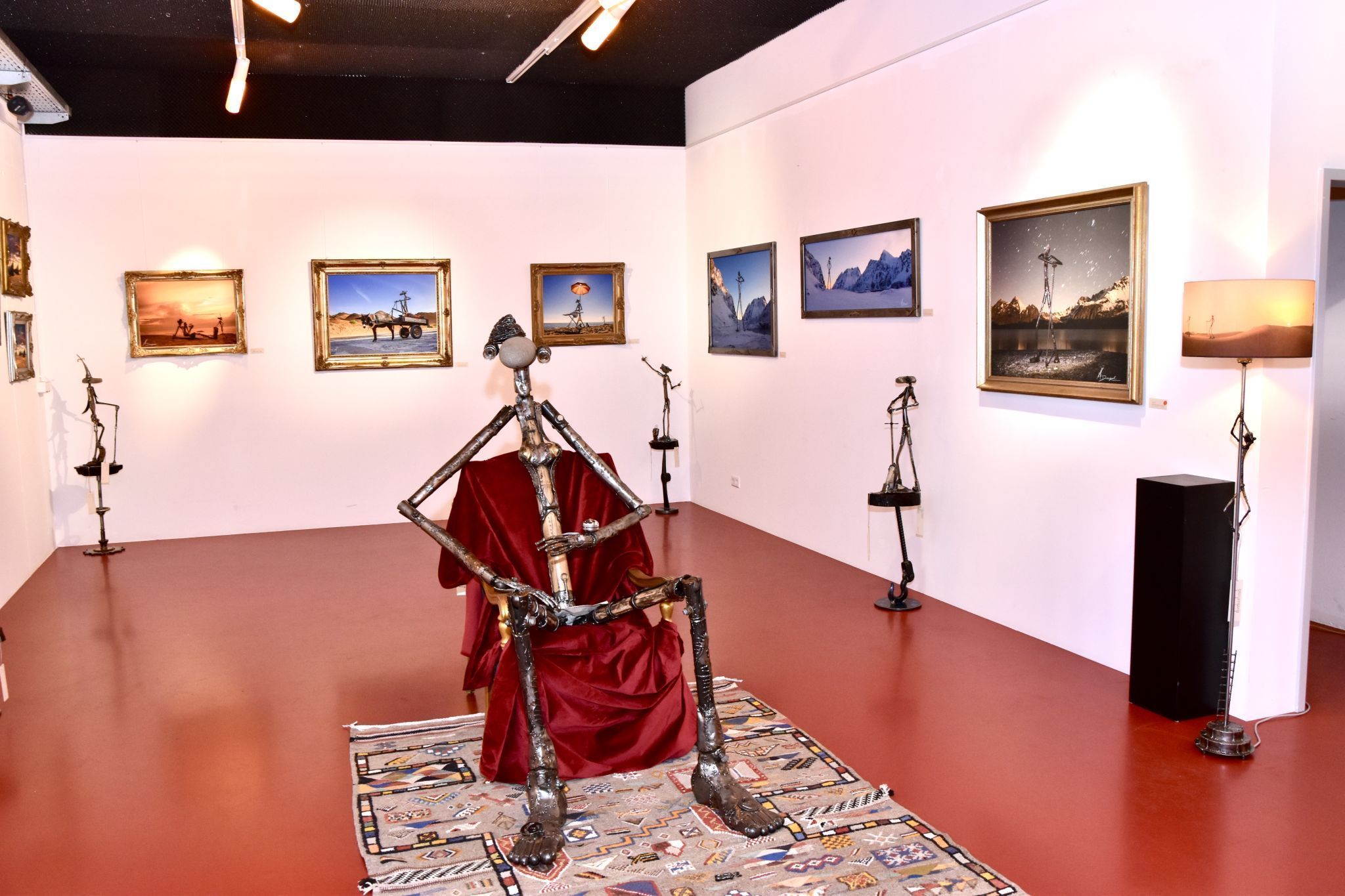 Marcel Dengels Werke im kukuphi - auf dem Stuhl: Masinita.