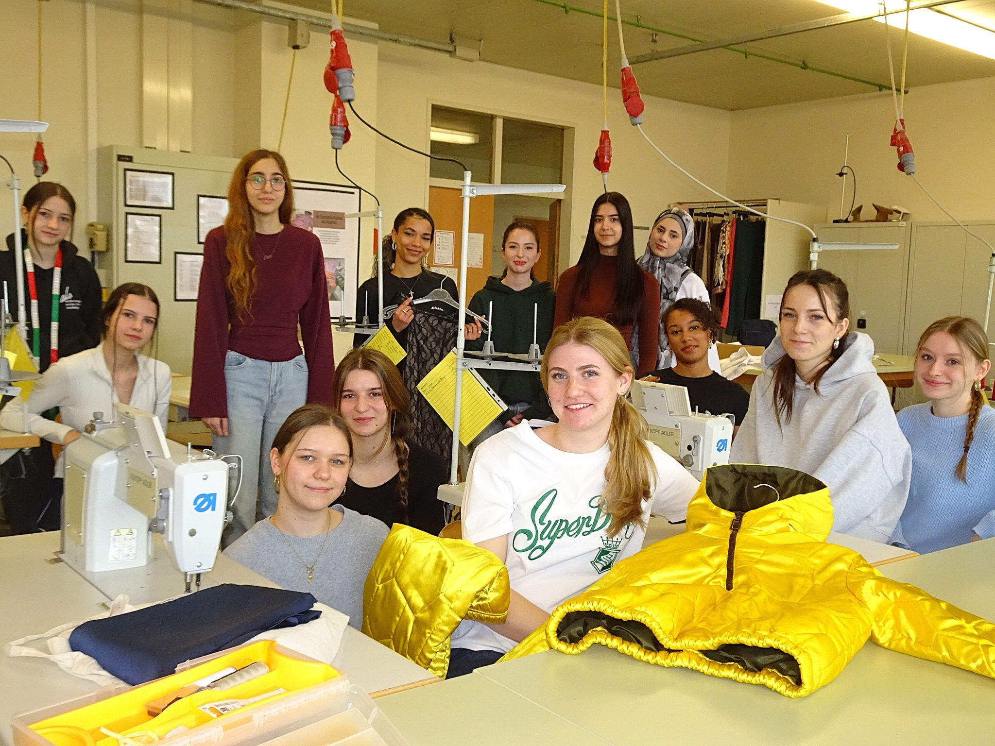 Die Abschlussklasse 5aMD präsentiert ihre selbst entworfenen Kollektionen am 23. April auf dem Laufsteg.