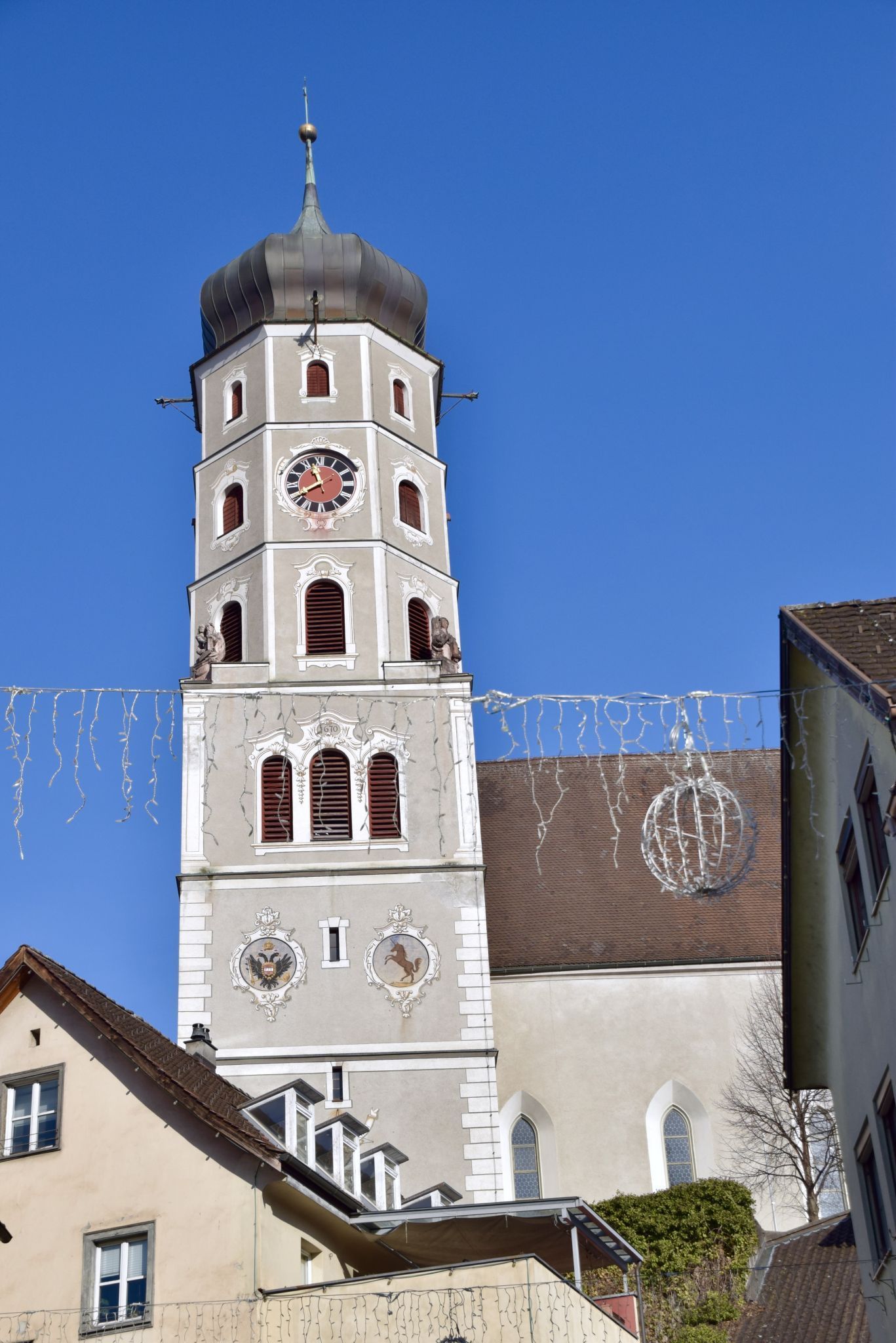Die Barockisierung soll im späten 17. Jahrhundert mit dem Kirchturmbau begonnen haben, der sich in seiner süddeutschen Form am Turm der St. Laurentiuskirche in Bludenz (Bild) orientiert. 